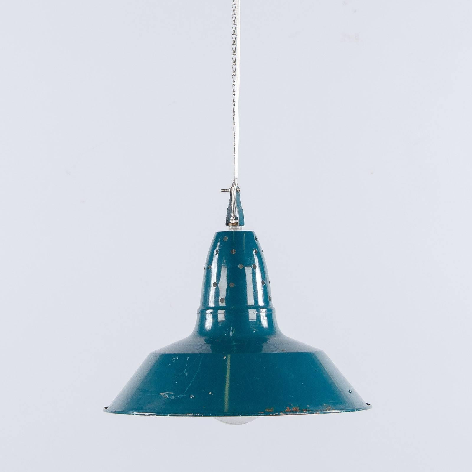 French Industrial Metal Suspension Light, 1950s For Sale 4