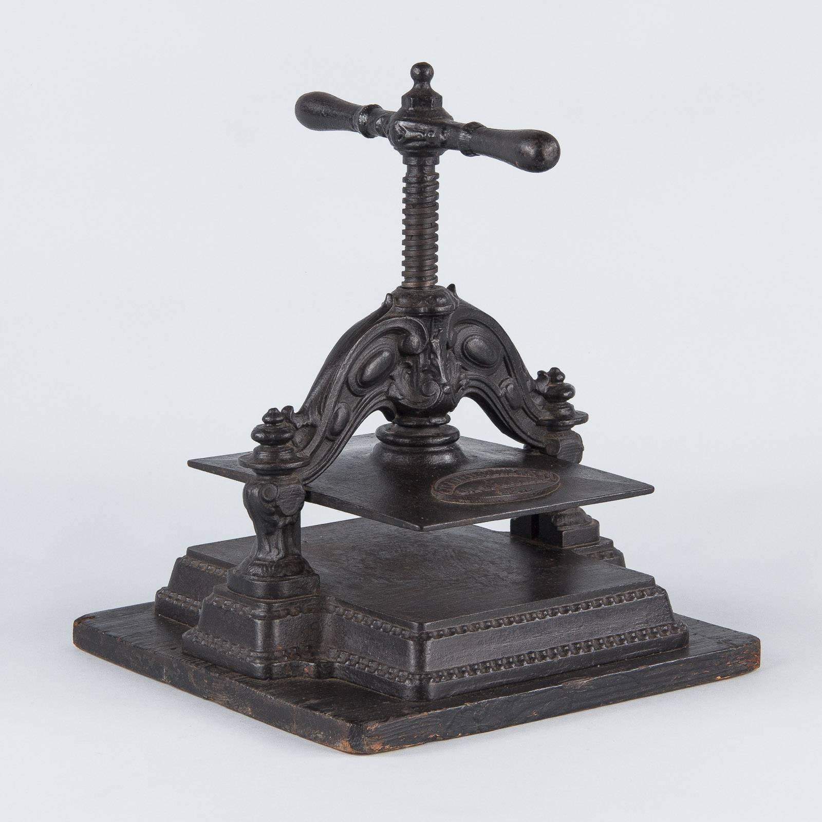 French Napoleon III Period Iron Book Press, 1870s In Good Condition In Austin, TX