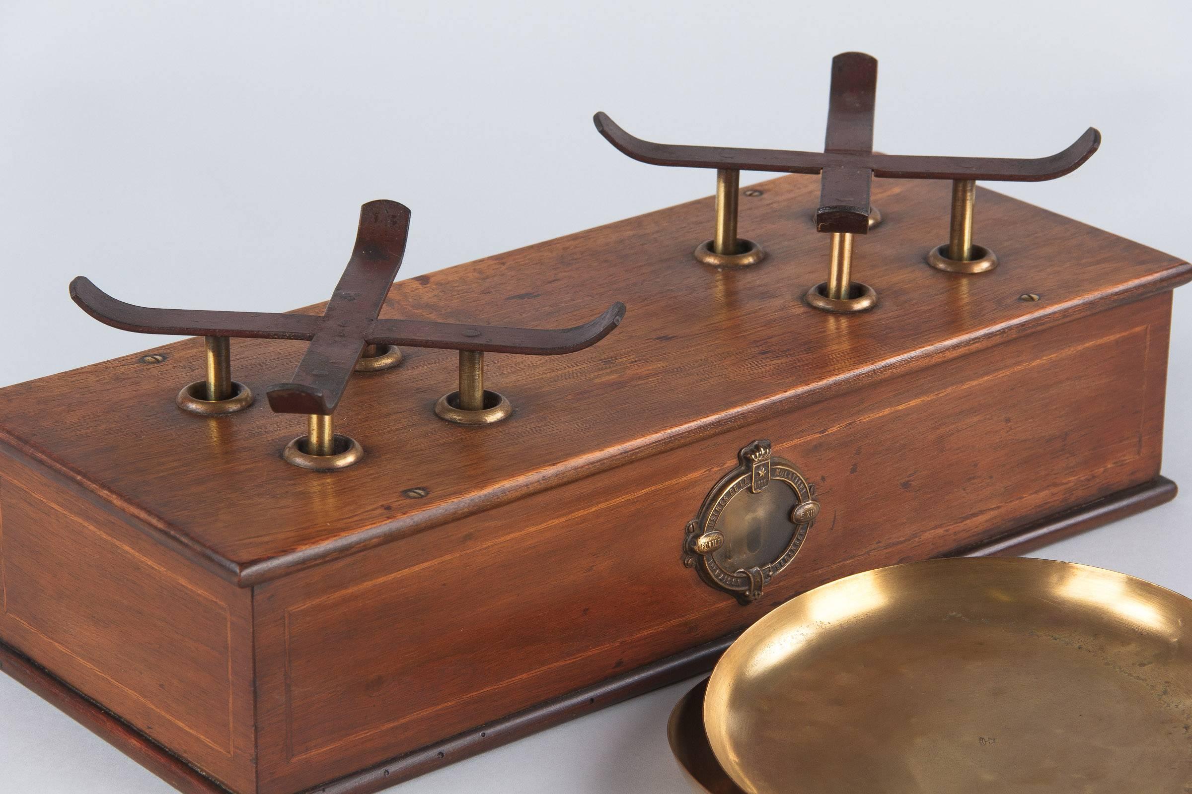 19th Century French Counter Scale in Walnut with Brass Plateaux, 1880s