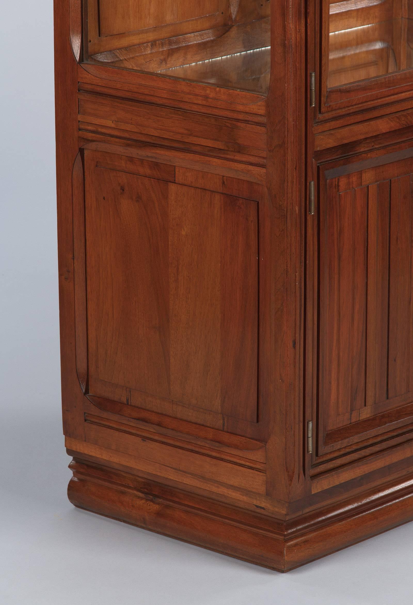 Mid-20th Century French Art Deco Walnut Display Cabinet or Bookcase, 1930s