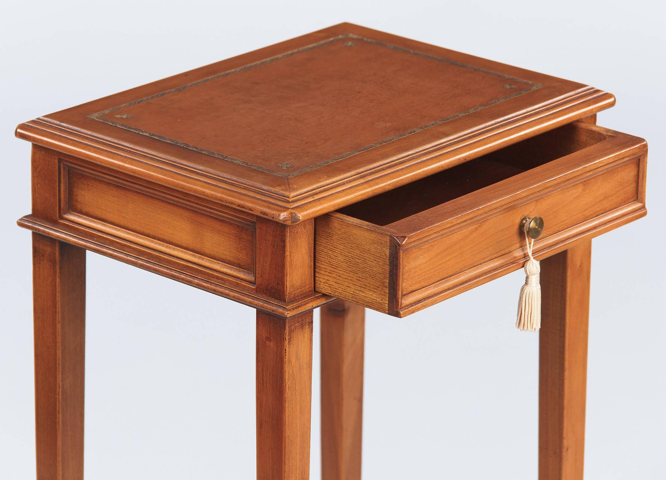 French Louis XVI Style Leather Top Side Table in Cherrywood, 1950s In Good Condition In Austin, TX