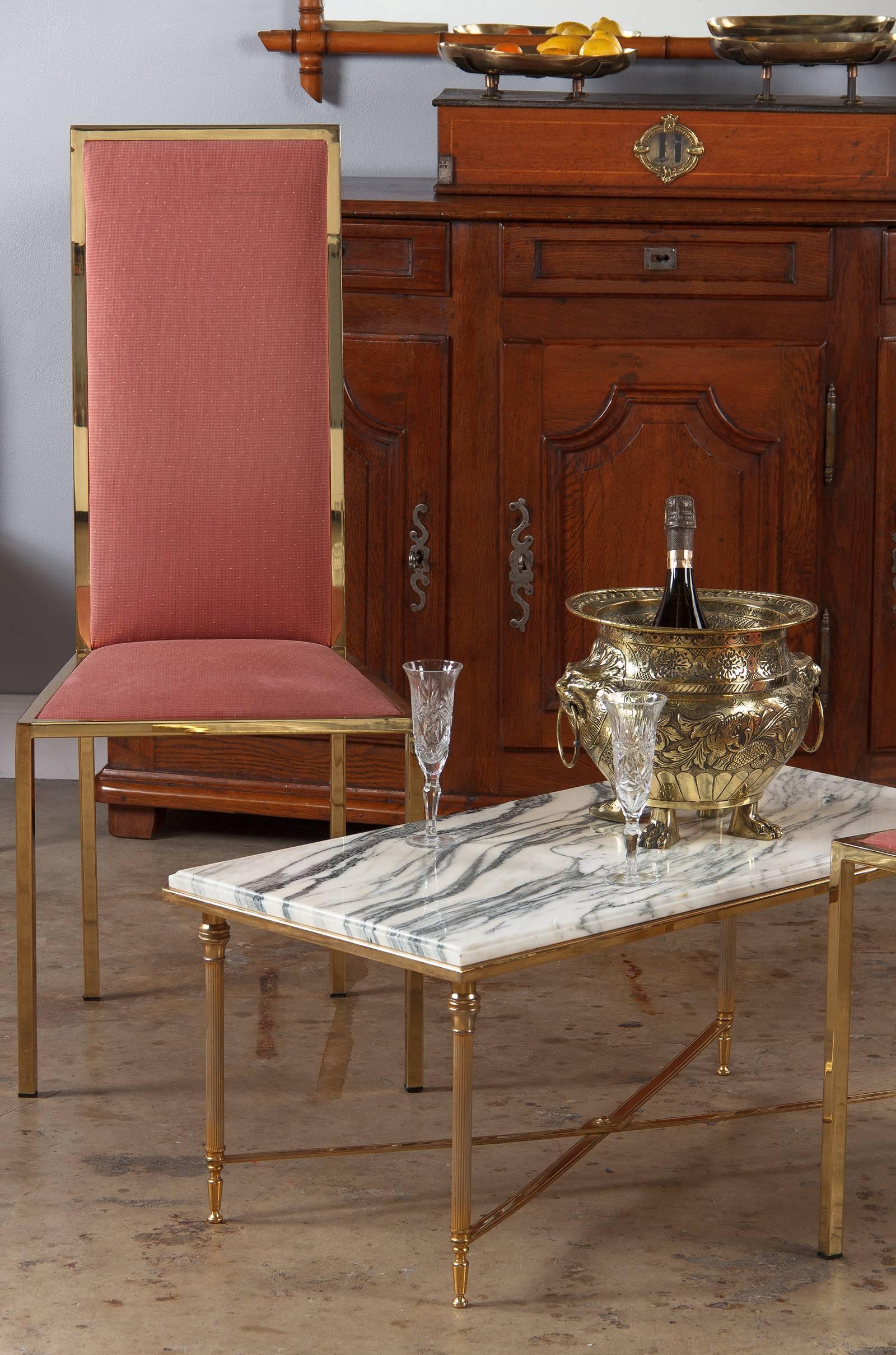 A Mid-Century marble top and brass frame coffee and cocktail table, circa 1960s. The very dramatic white marble, Bianco Ondulare, has long gray wavy veins running diagonally through the piece, with very dark gray clusters peppered in spots. A wide