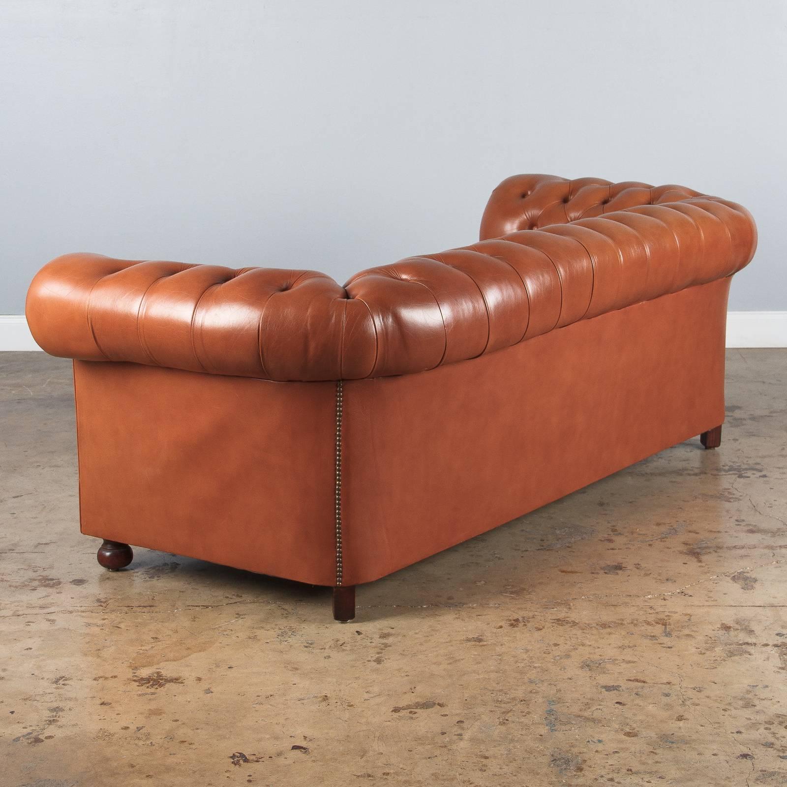 Englisches Chesterfield-Sofa aus Leder:: 1960er Jahre 2