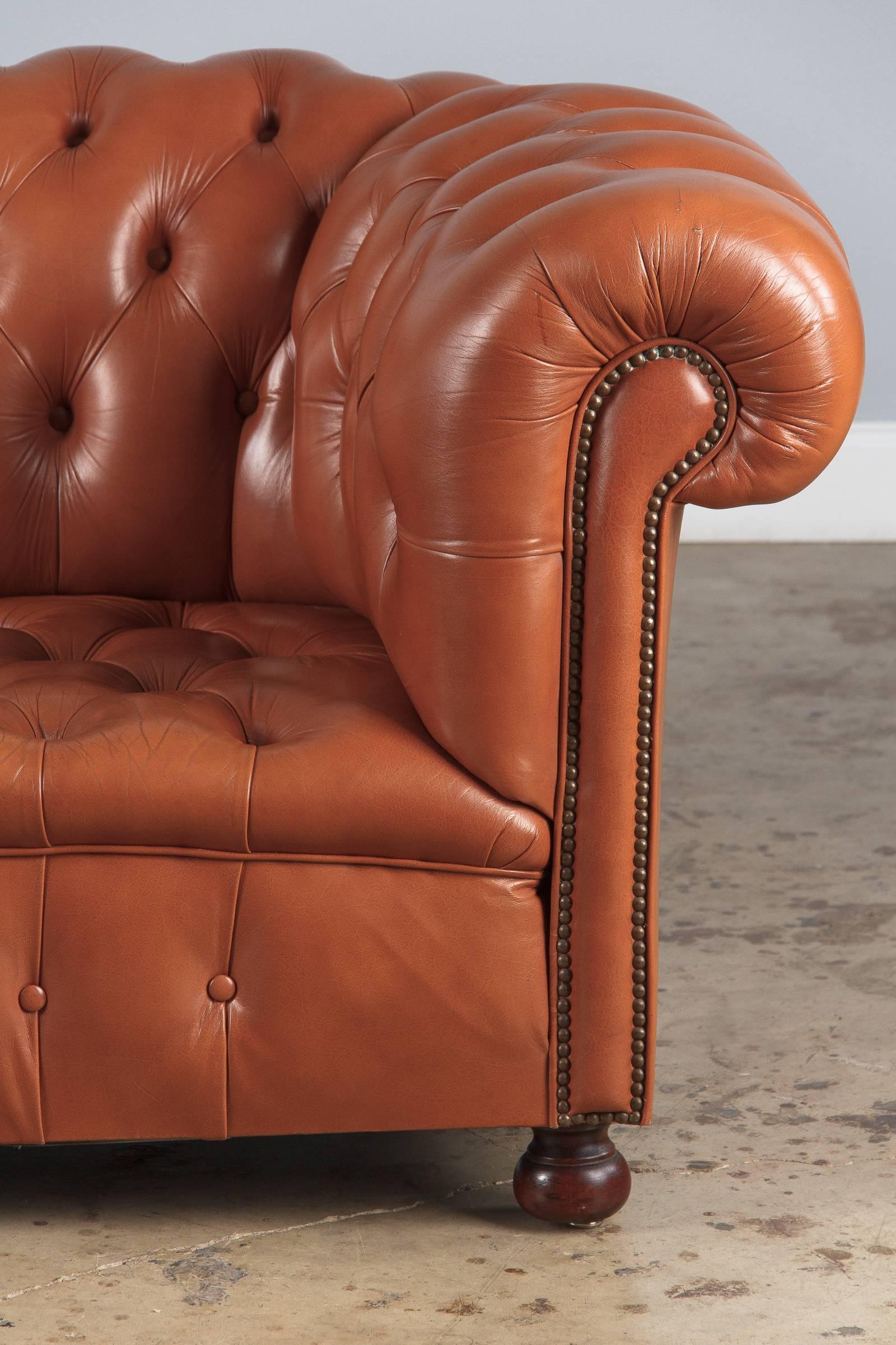 Englisches Chesterfield-Sofa aus Leder:: 1960er Jahre (20. Jahrhundert)