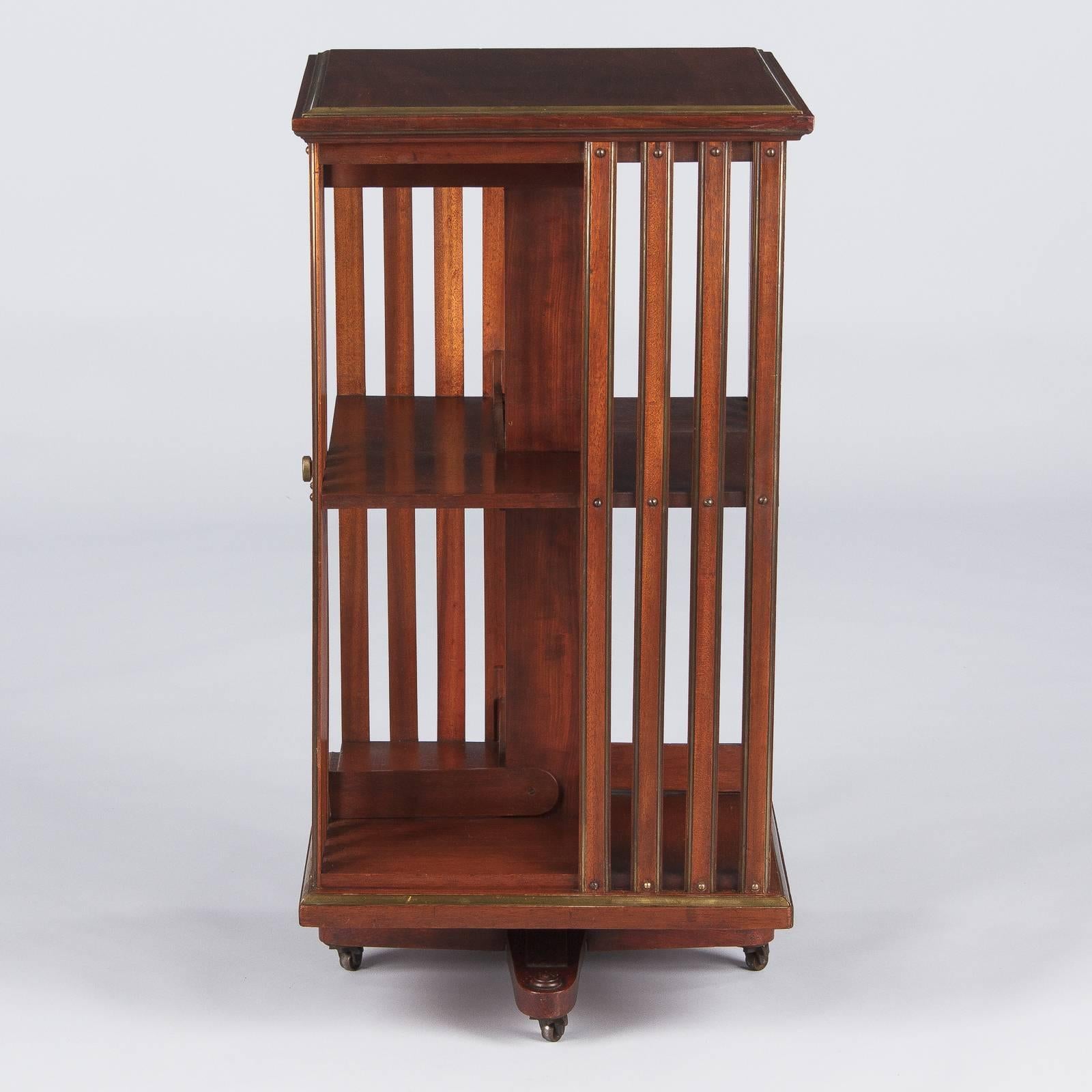 Englisches drehbares Bücherregal im Empire-Stil aus Kirschholz:: Ende 1800 5