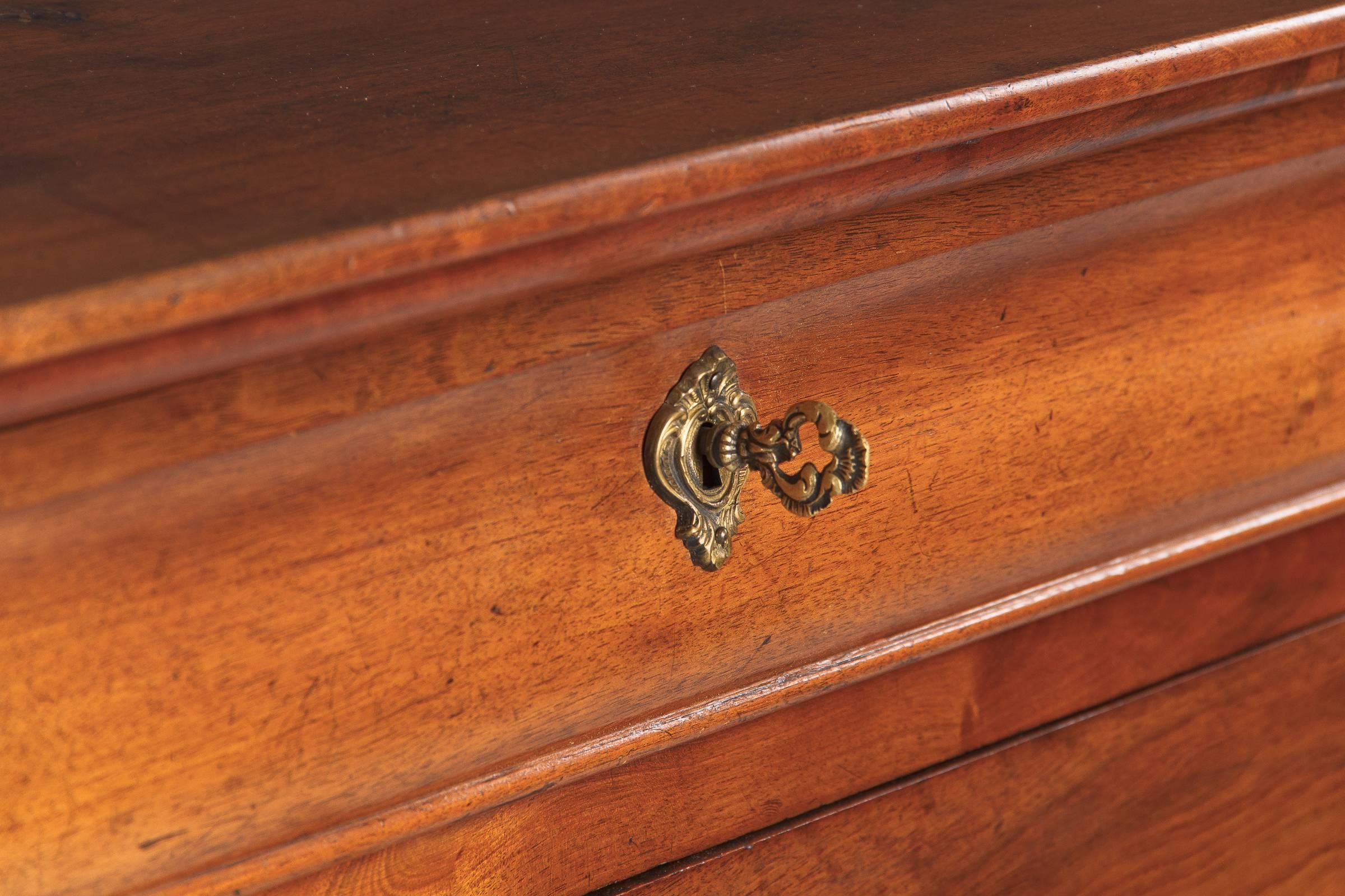Louis Philippe Walnut Chest of Drawers, Mid-1800s In Good Condition In Austin, TX