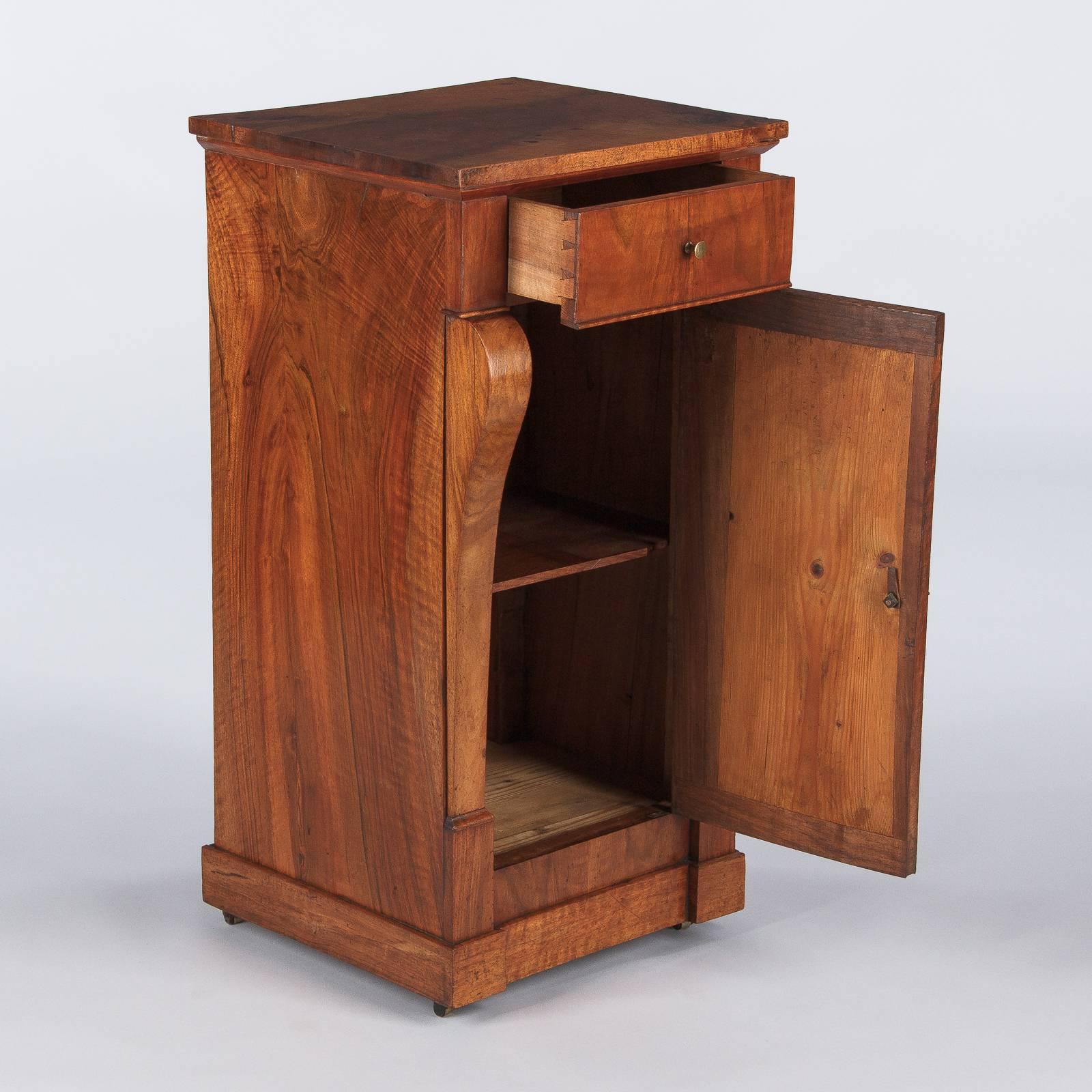 French Restoration Period Walnut Bedside Cabinet, 1820s In Good Condition In Austin, TX