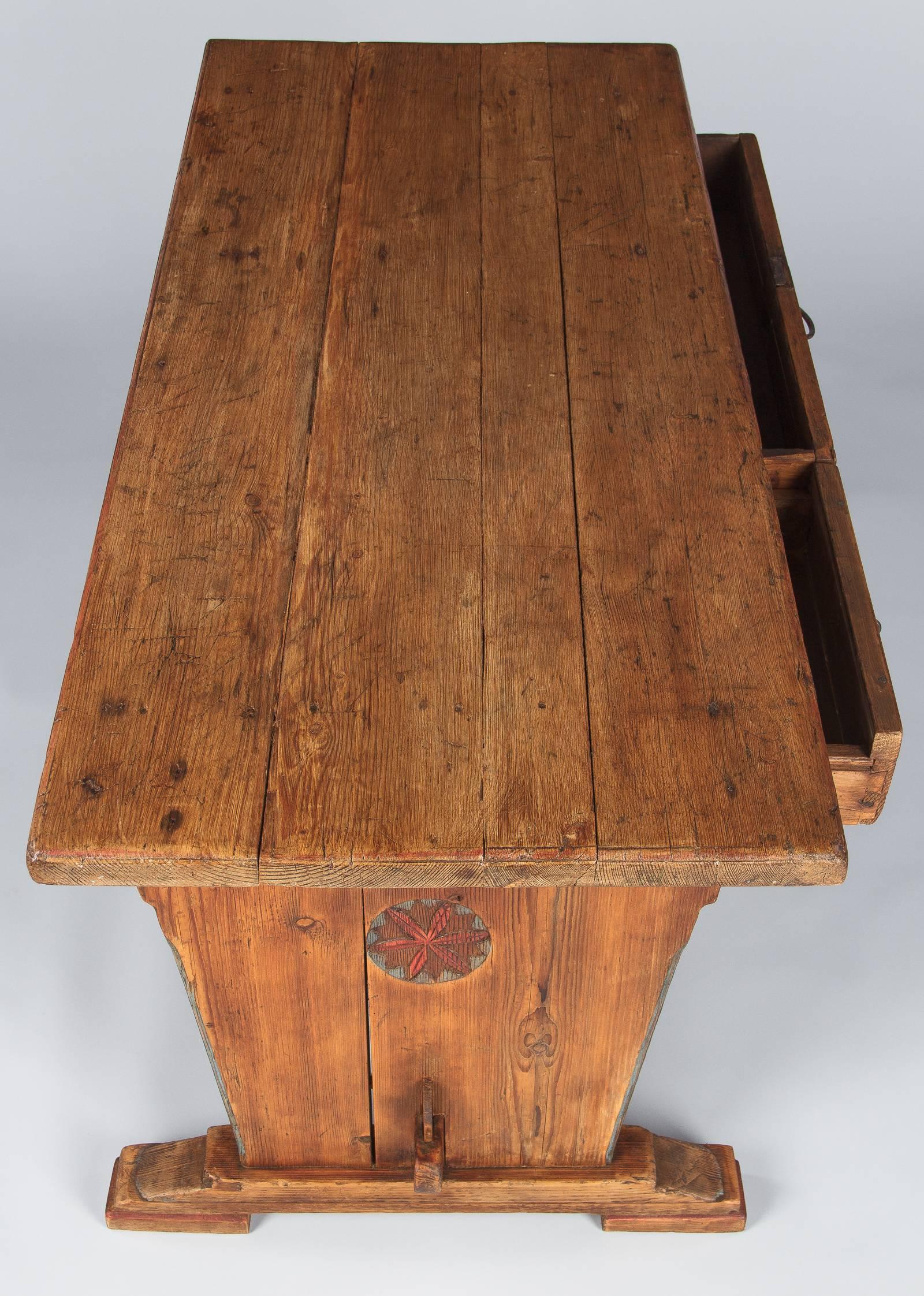 Country French Rustic Larchwood Desk, Mid-1800s In Good Condition In Austin, TX