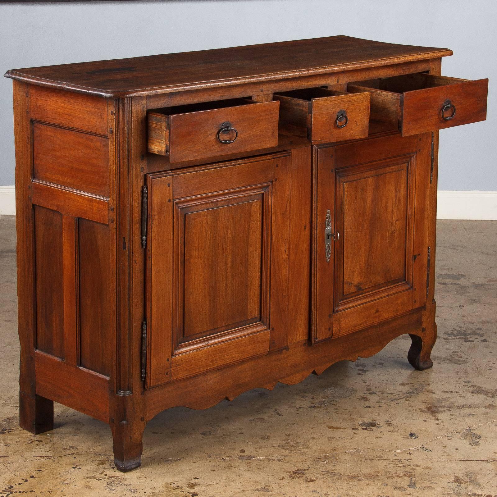 18th Century French Louis XV Walnut and Cherrywood Buffet In Good Condition In Austin, TX