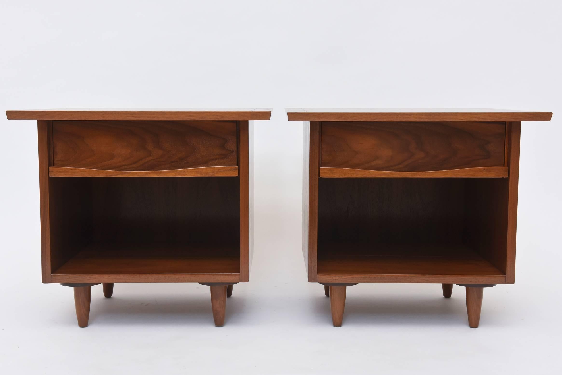 Pair of American Modern Walnut Night Tables, George Nakashima In Excellent Condition In Hollywood, FL