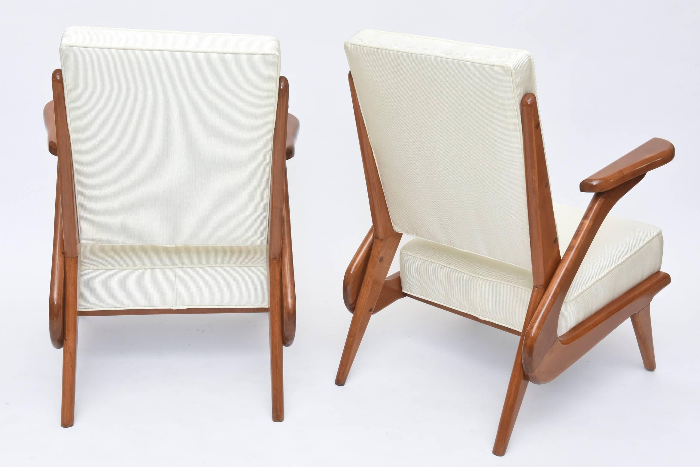 Mid-20th Century Pair of Italian Modern Walnut Armchairs, Attributed to Carlo de Carli