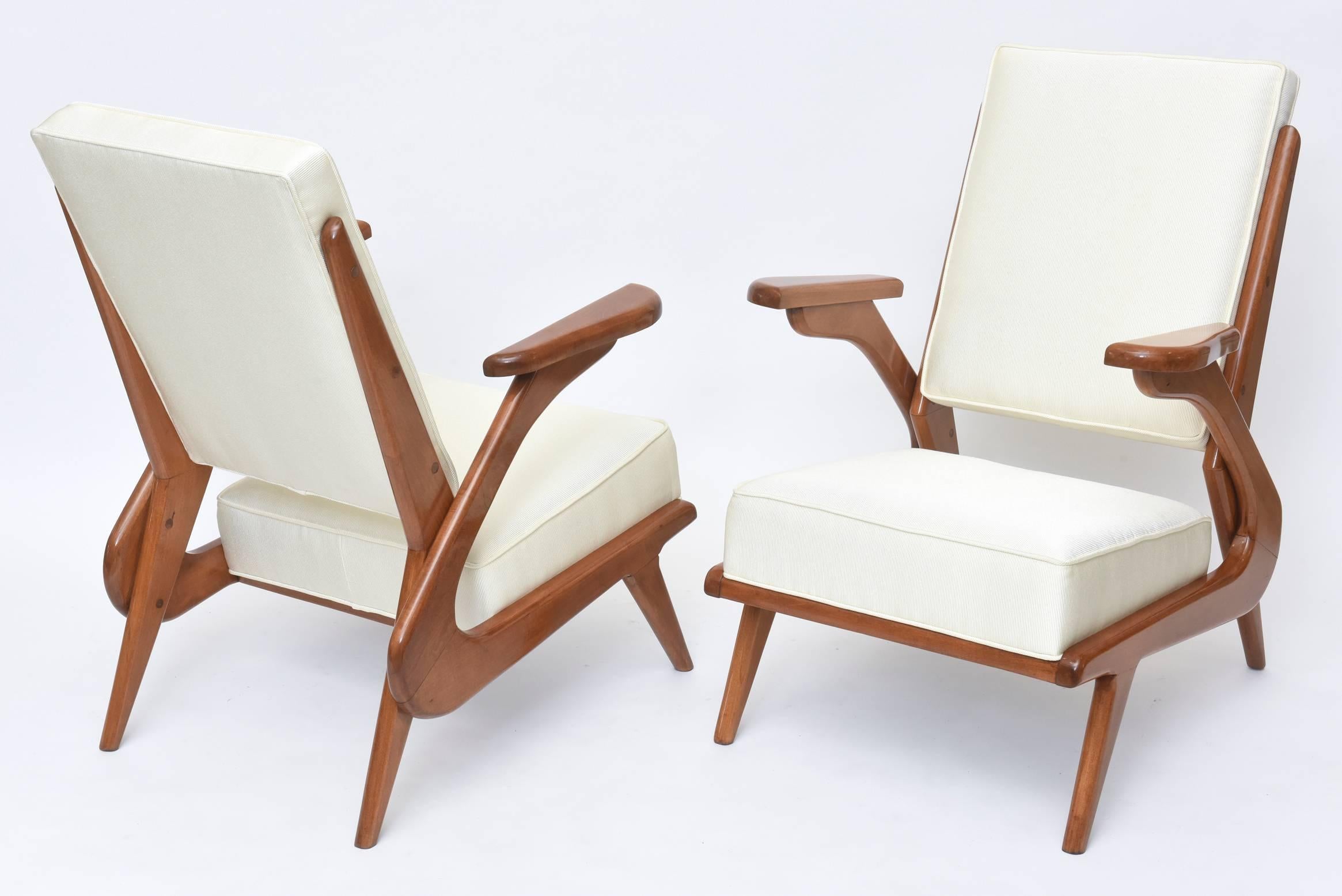 Pair of Italian Modern Walnut Armchairs, Attributed to Carlo de Carli In Excellent Condition In Hollywood, FL