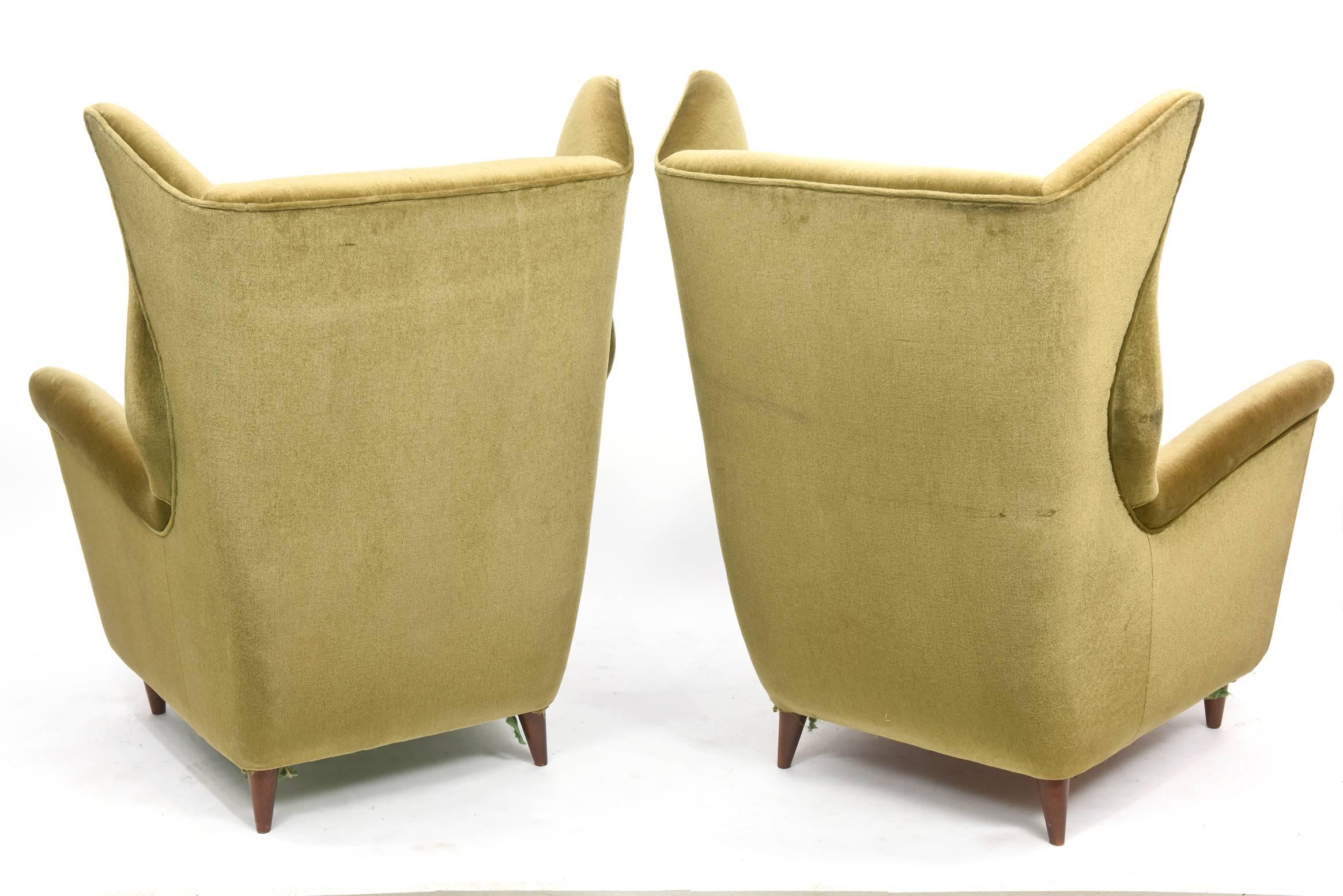 Mid-Century Modern Large and Imposing Pair of Italian Modern Lounge Chairs in Gio Ponti Style For Sale