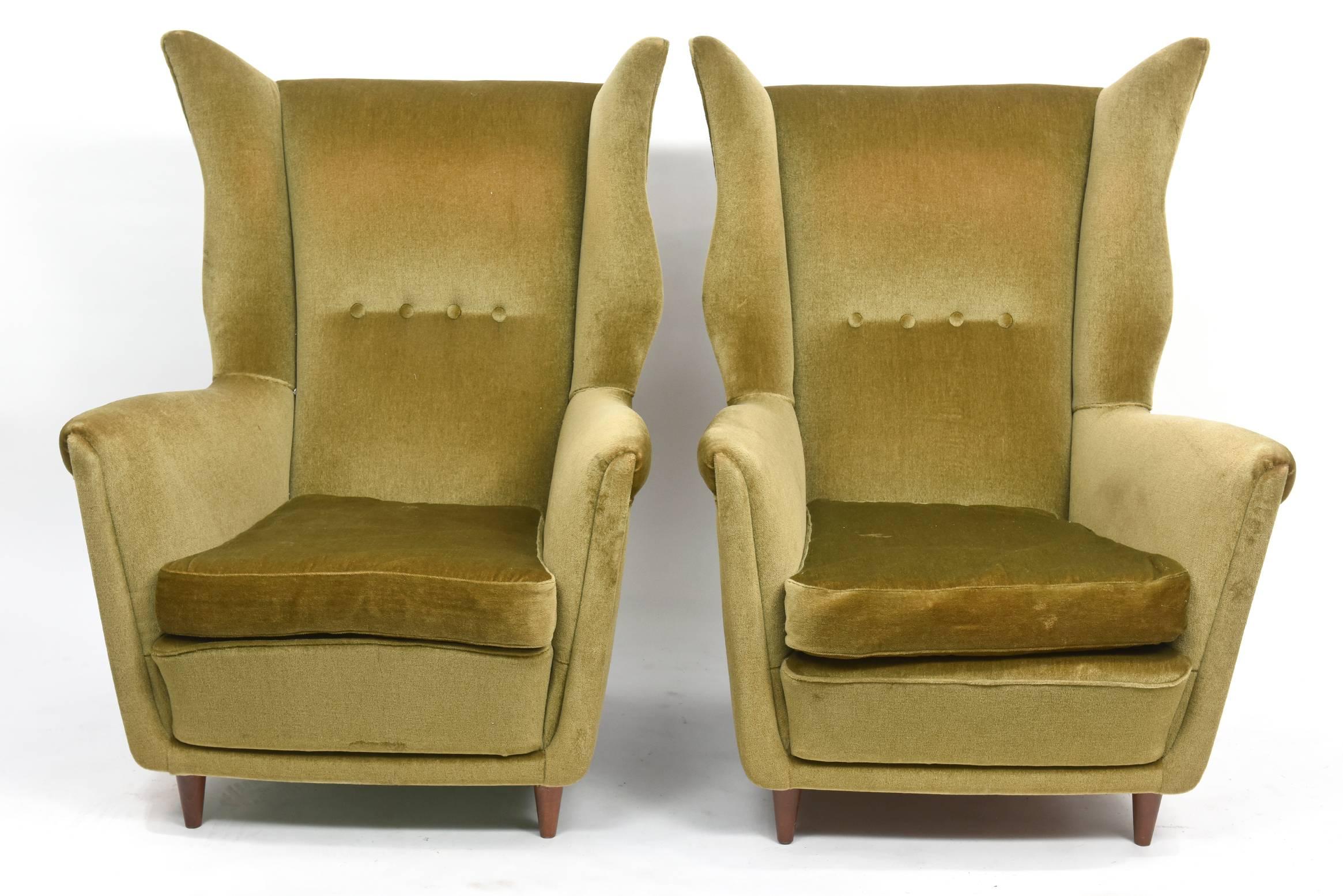 Mid-20th Century Large and Imposing Pair of Italian Modern Lounge Chairs in Gio Ponti Style For Sale