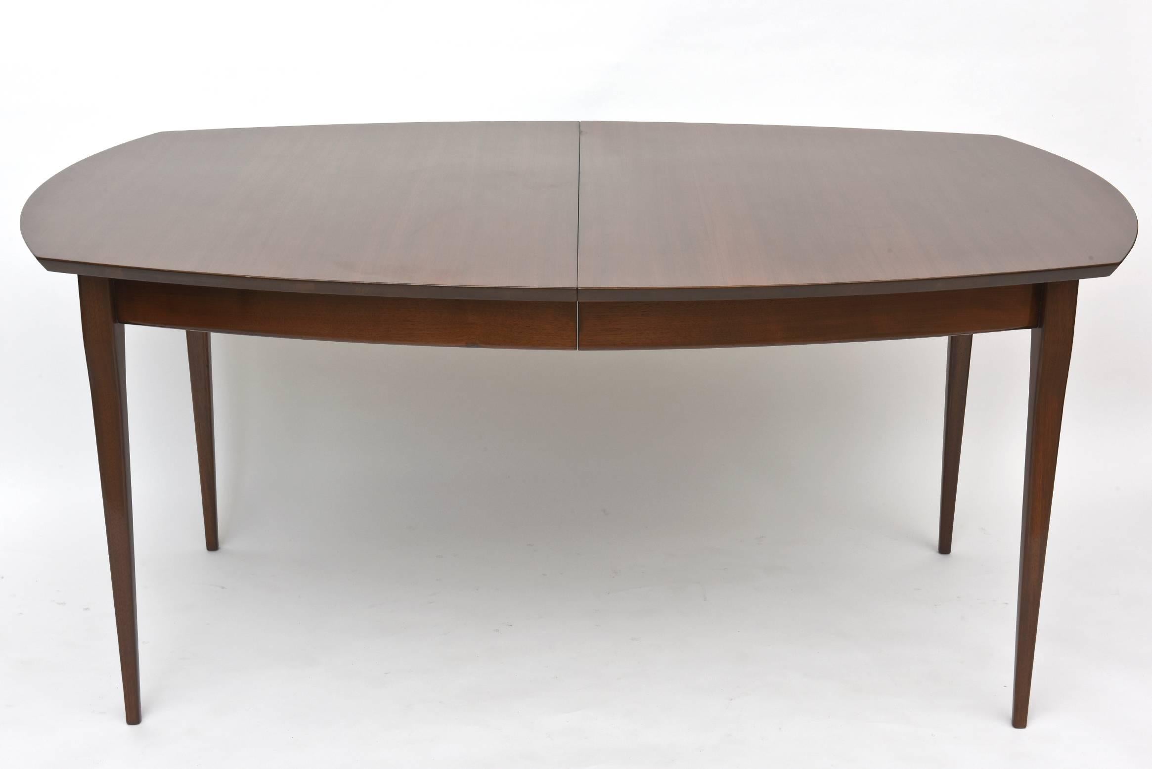 Carlo de Carli for Singer and Sons Walnut Extension Dining Table In Excellent Condition In Hollywood, FL