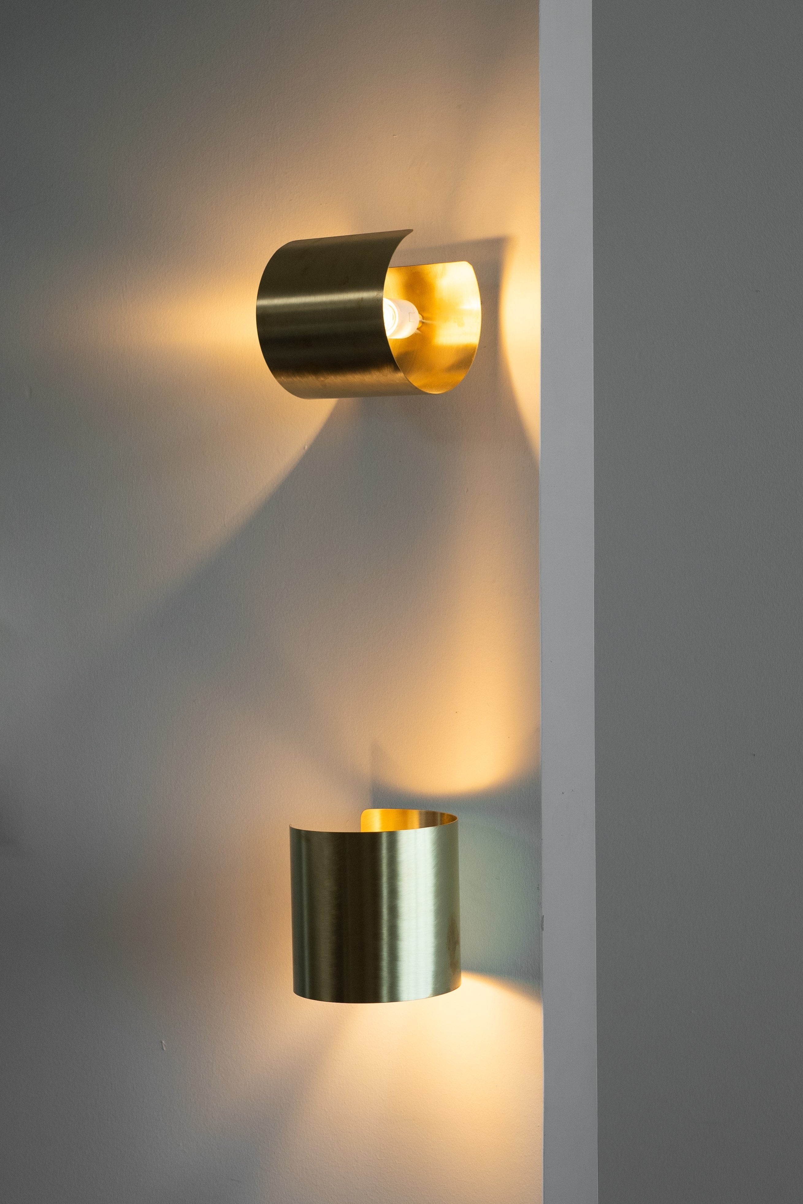 Natural Brass Contemporary-Modern Decorative Wall Light Handcrafted in Italy