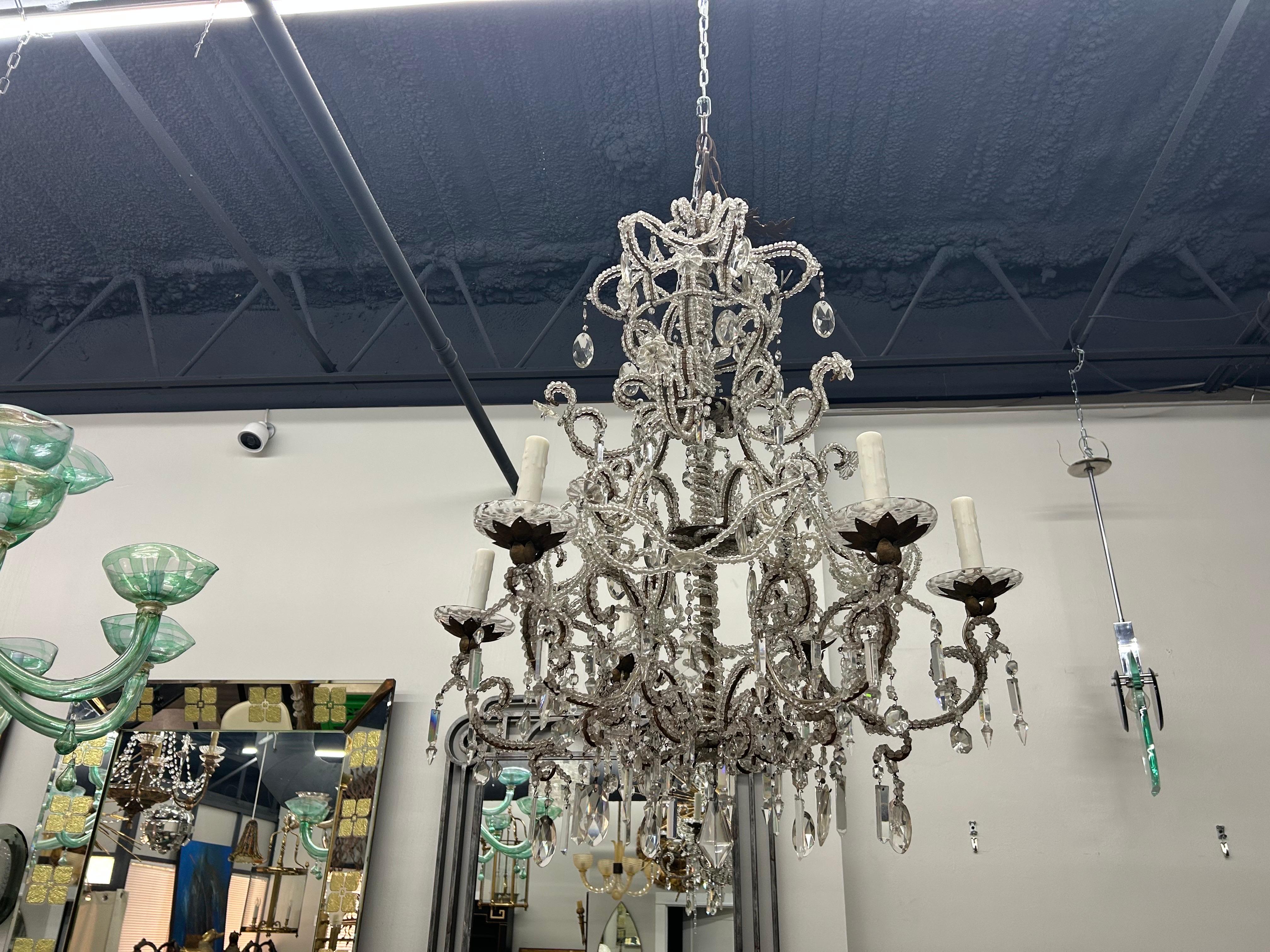 Lampadario in cristallo italiano del XIX secolo.
Il nostro lampadario in cristallo genovese antico offerto è pieno di stile con una sensazione di leggerezza e ariosità.
Questo lampadario è stato cablato professionalmente con nuove prese ed è pronto