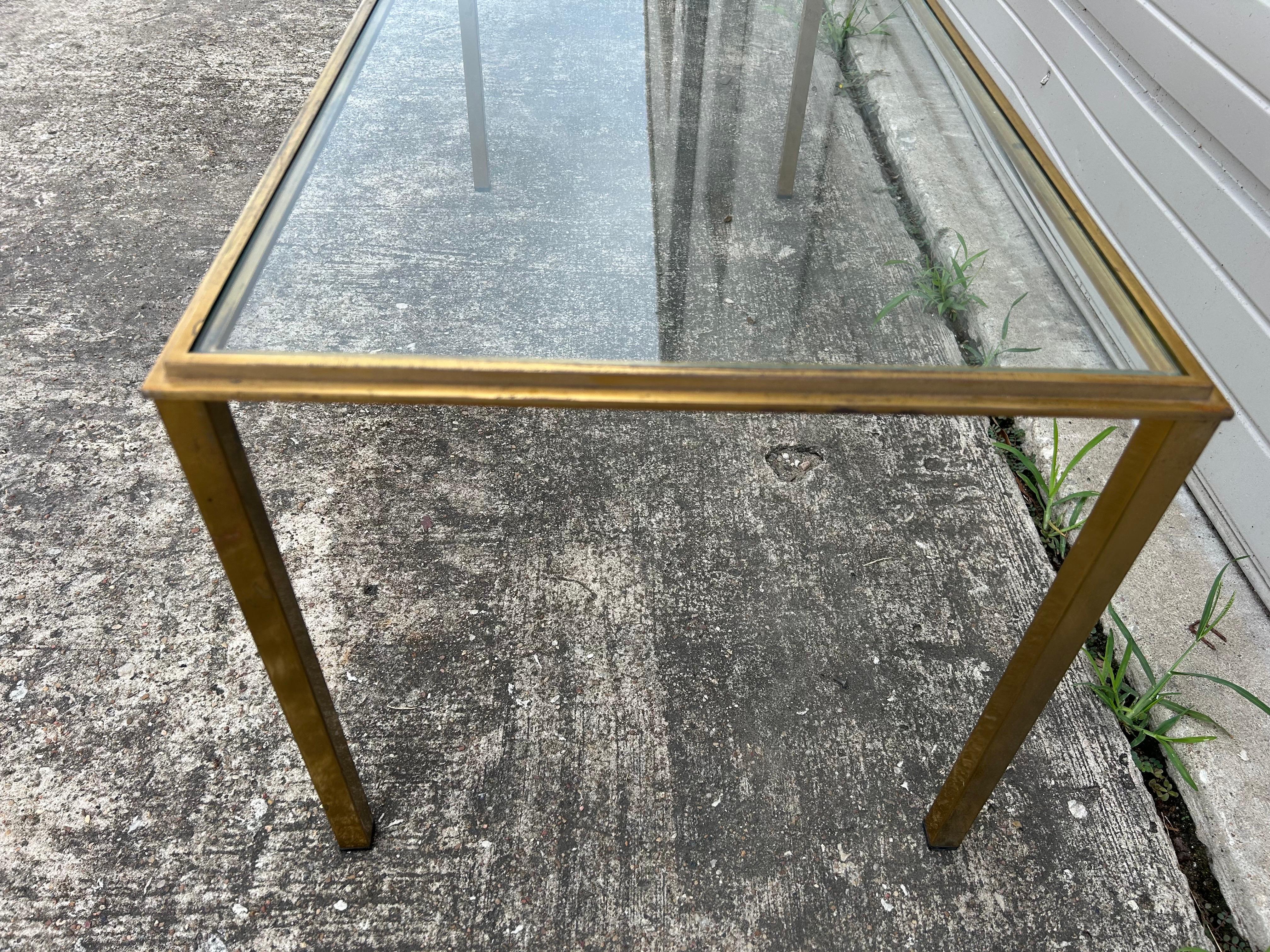 Tavolino da caffè francese in stile Luigi XVI in ottone e vetro in vendita 3
