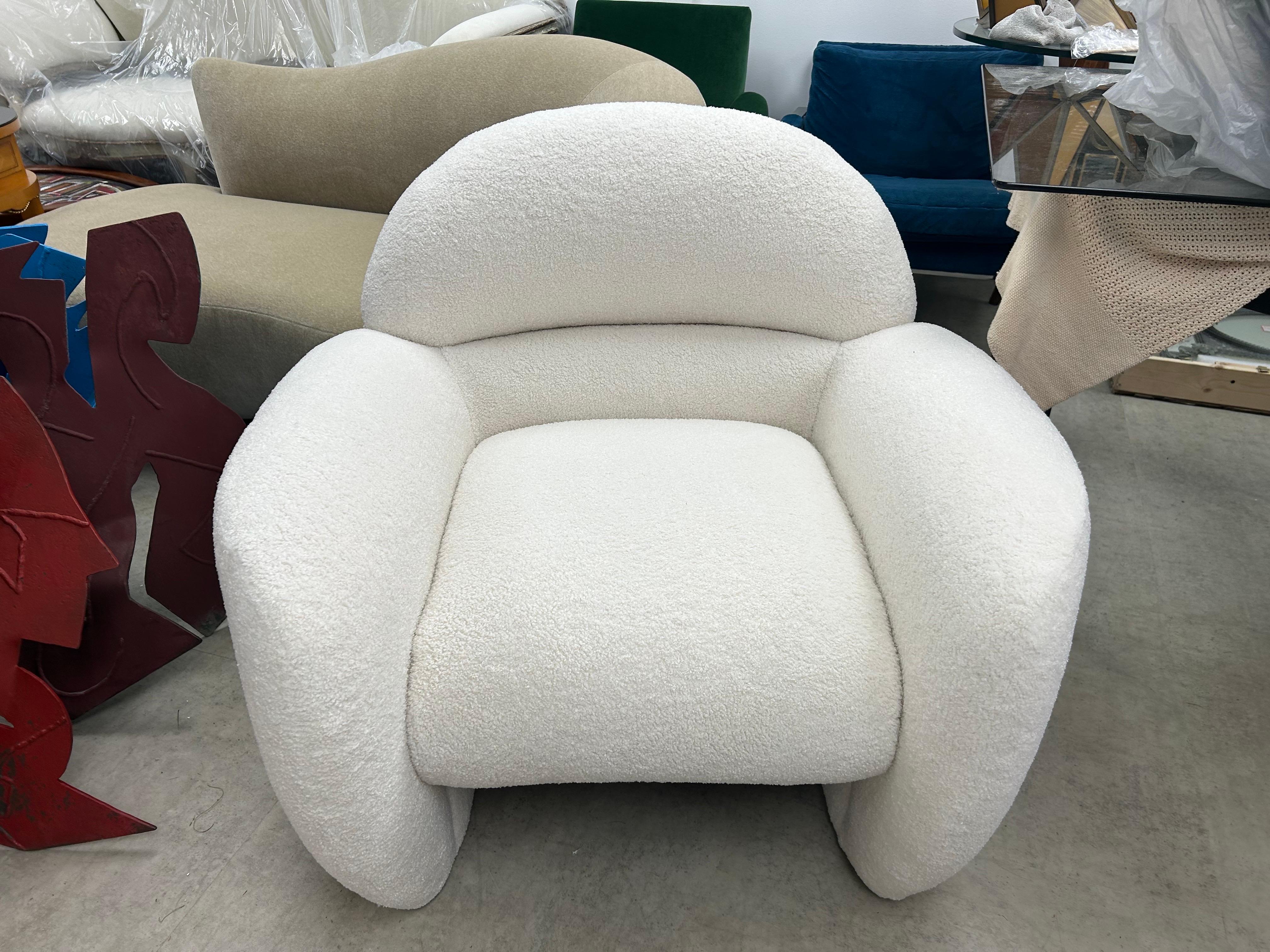 Paar Vladimir Kagan Club Chairs.
Angeboten wird ein prächtiges, seltenes Paar Clubsessel, Loungesessel oder Beistellstühle, die von Vladimir Kagan für Preview Furniture Company in den frühen 1990er Jahren entworfen wurden. Wir haben diese großen,