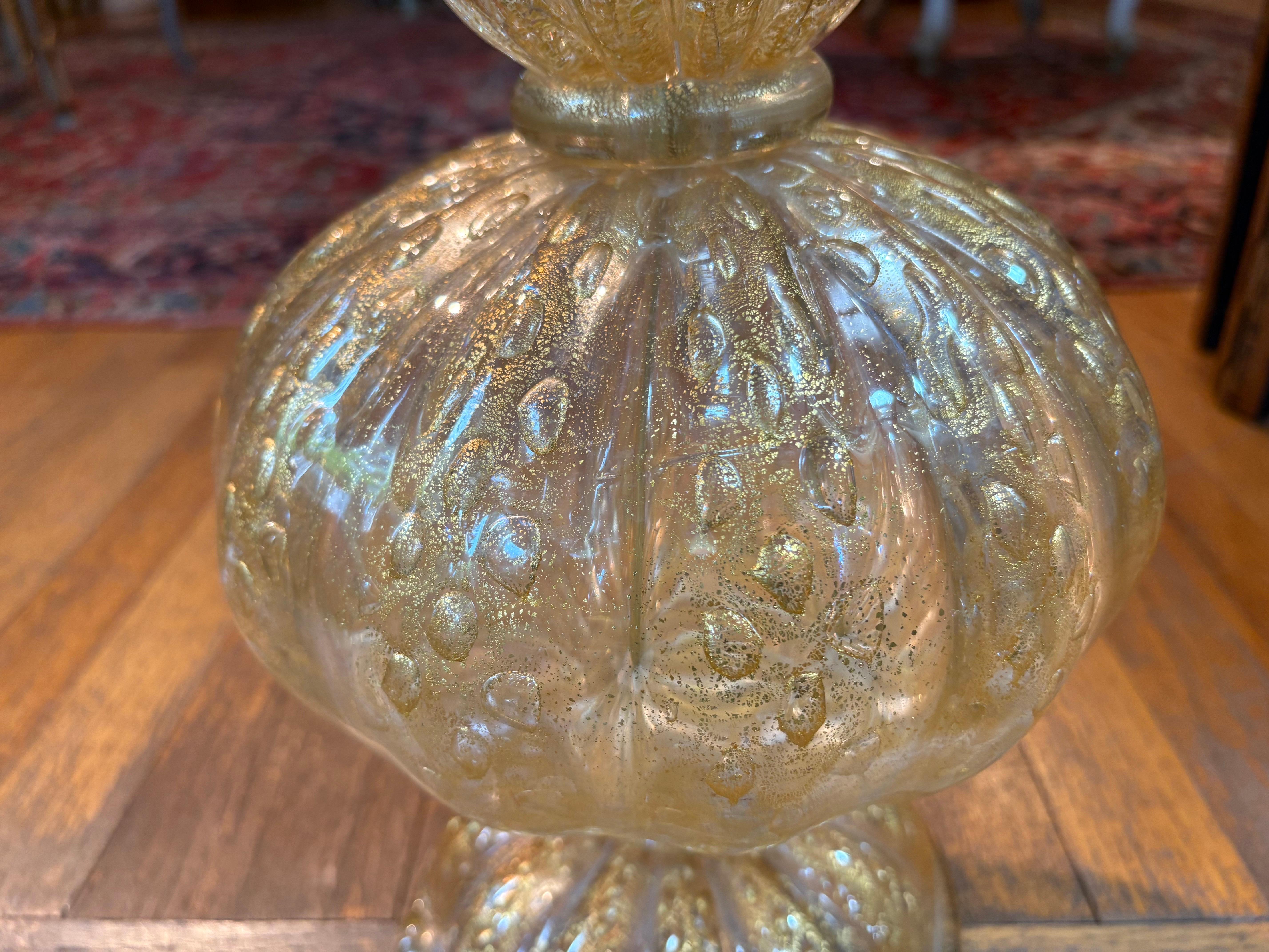 italien Lampe en verre Murano doré en vente