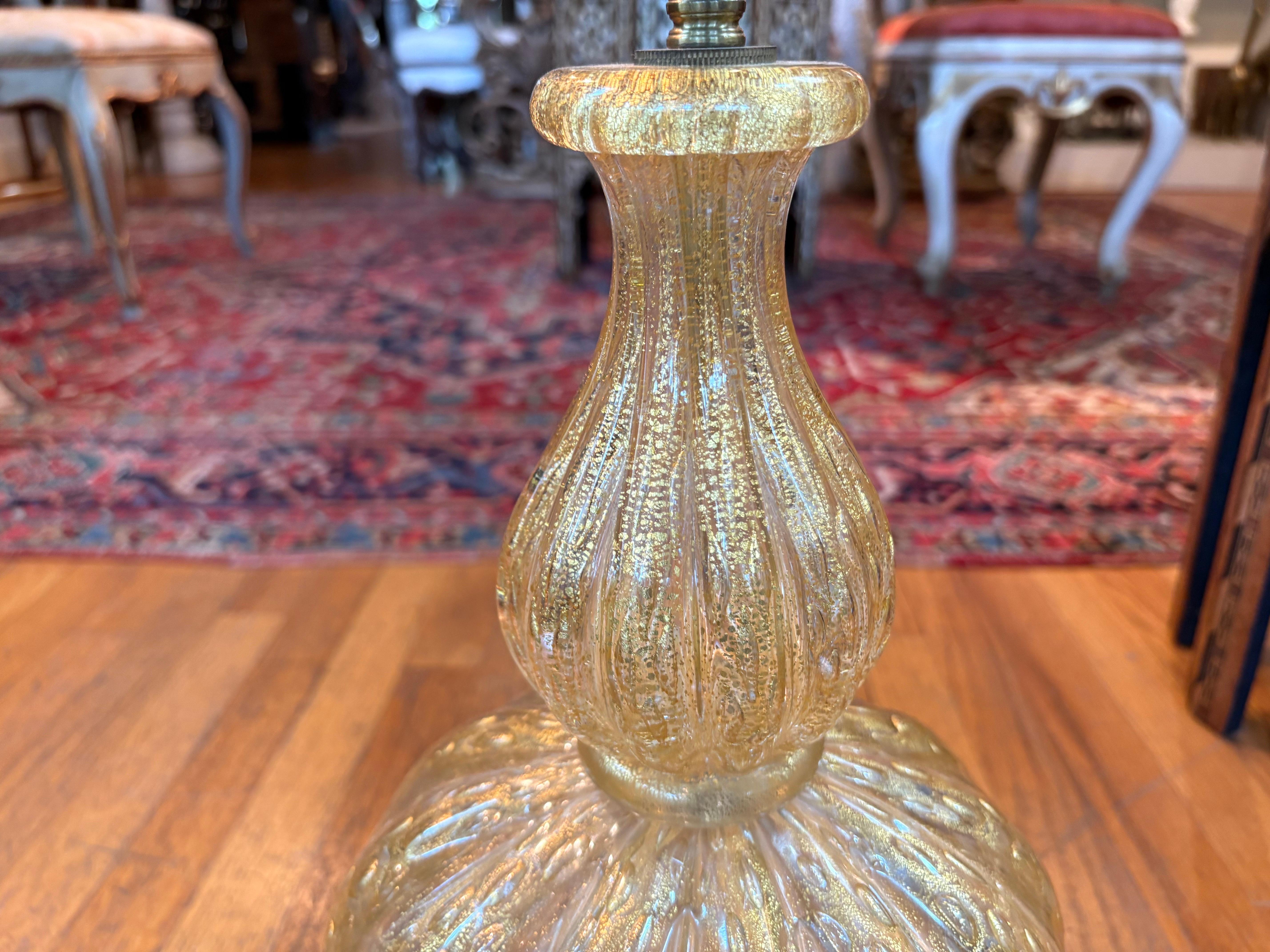 Milieu du XXe siècle Lampe en verre Murano doré en vente