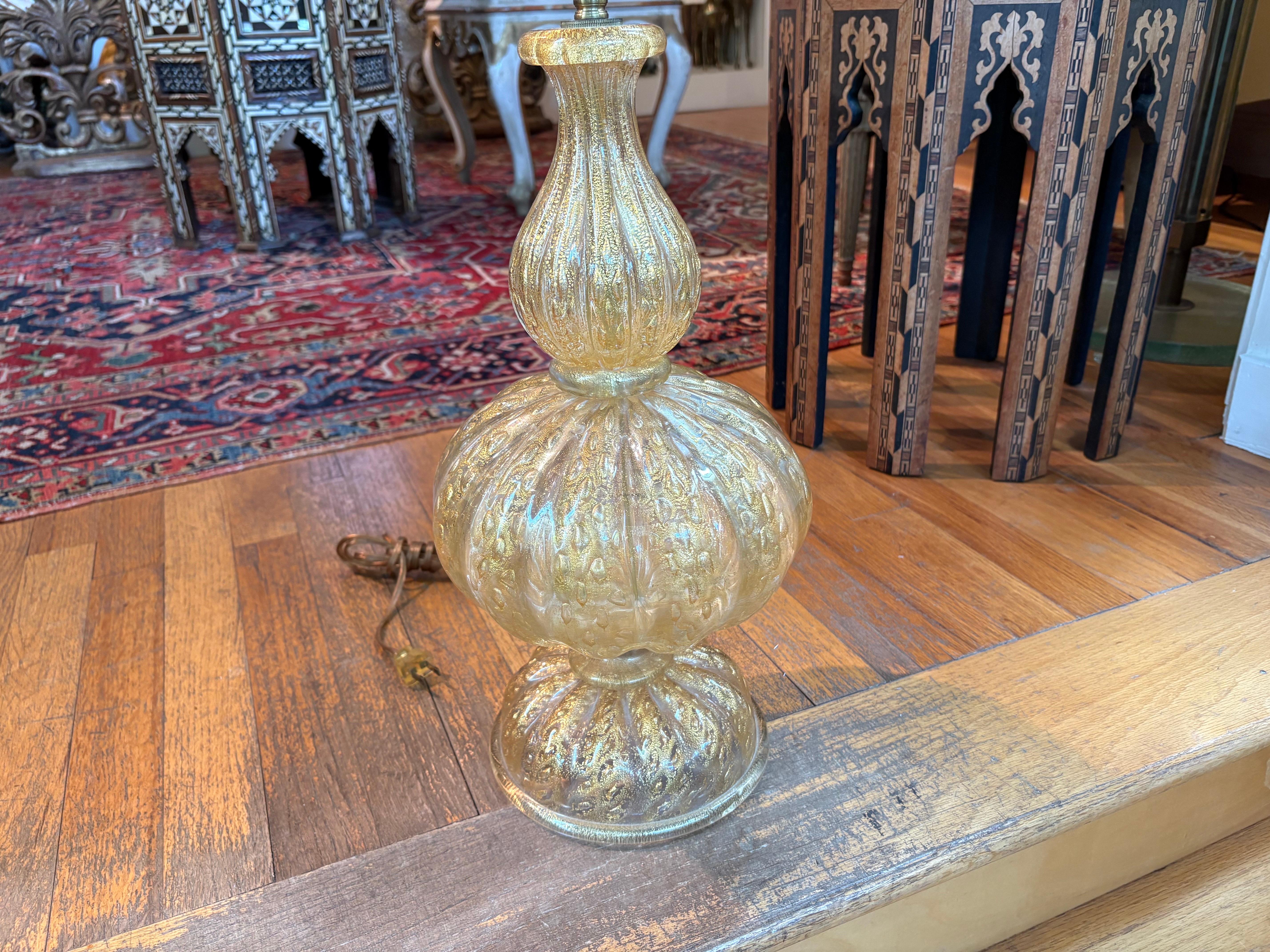 Verre brun Lampe en verre Murano doré en vente