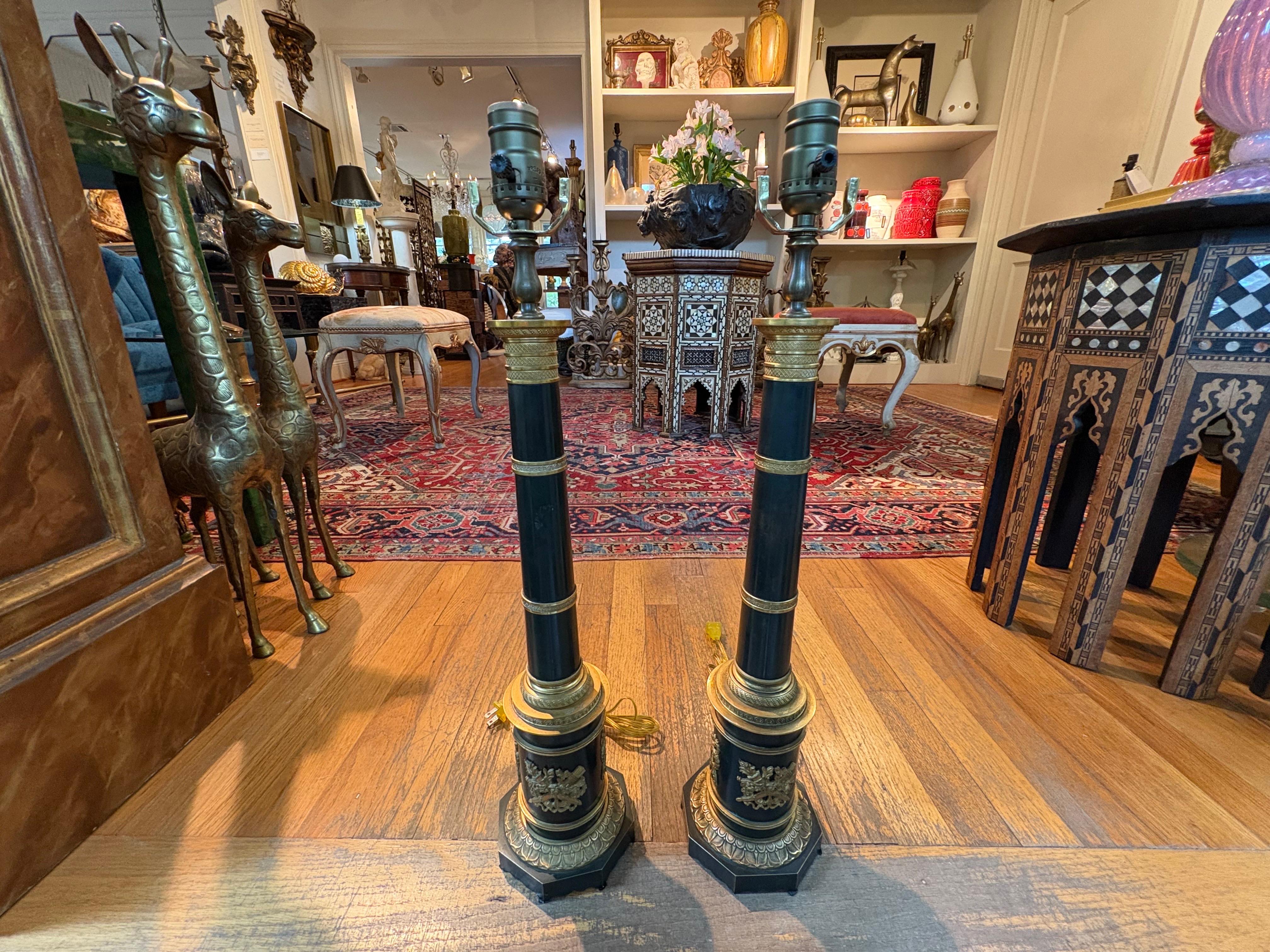 Metà XX secolo Coppia di lampade francesi in stile neoclassico in vendita