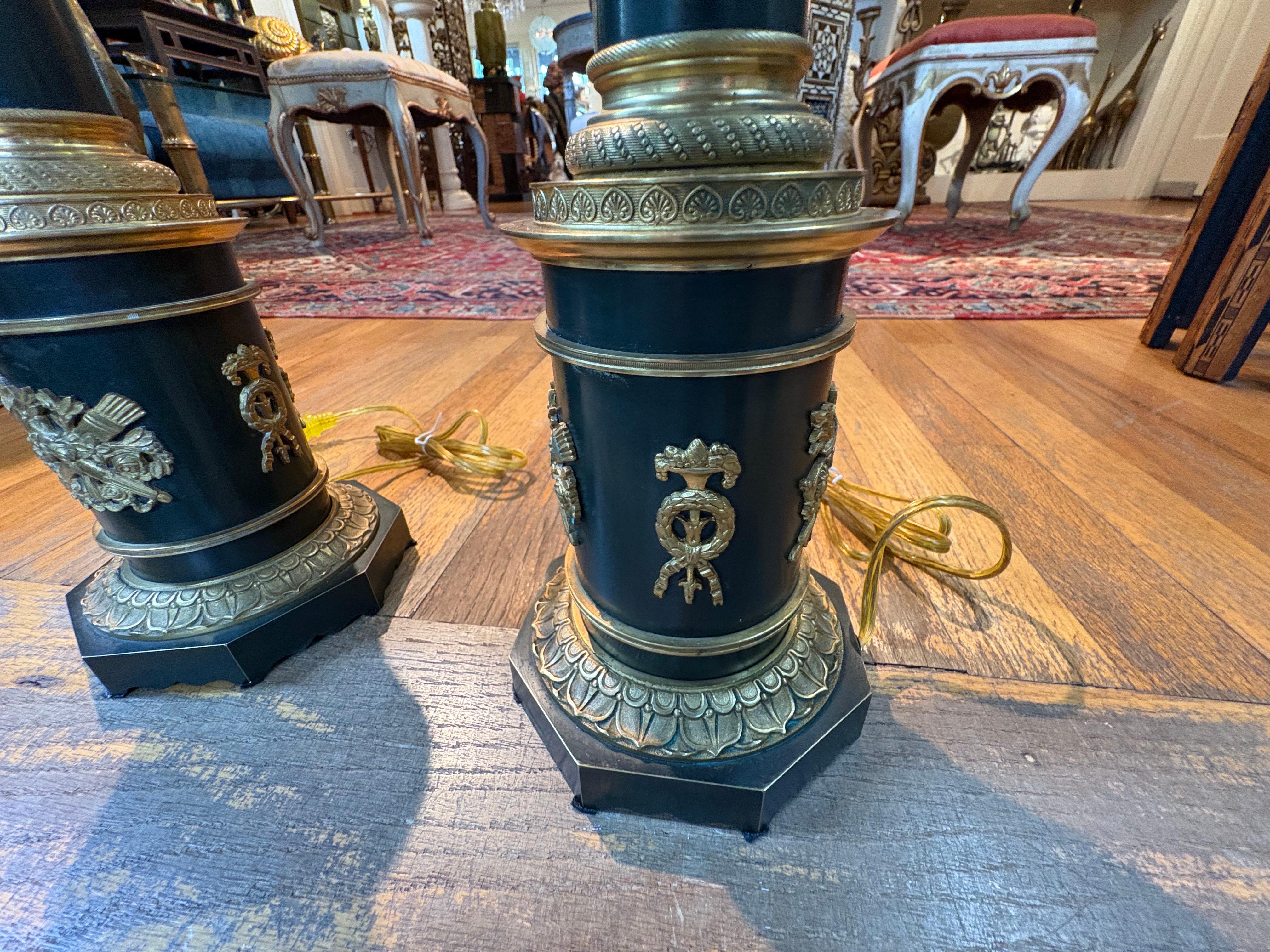 Bronzo Coppia di lampade francesi in stile neoclassico in vendita