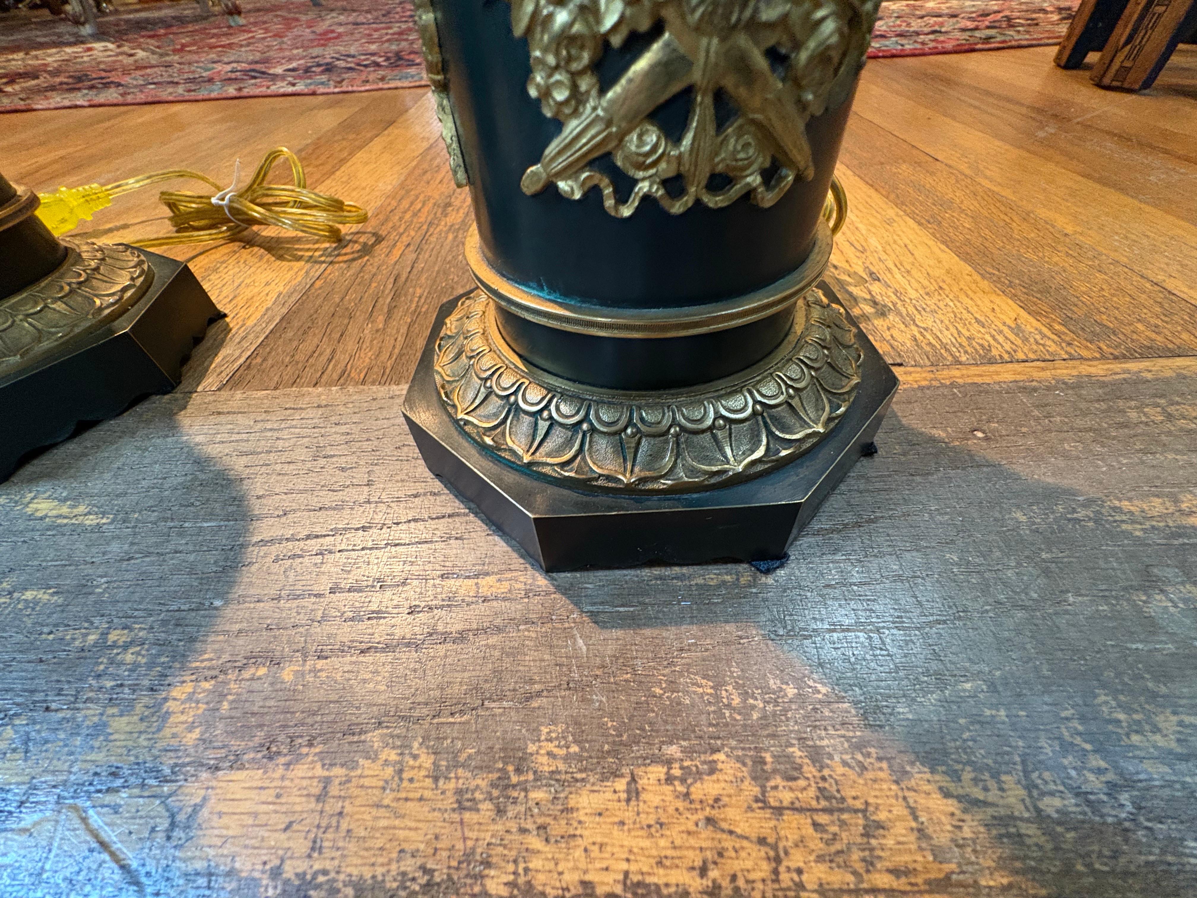 Coppia di lampade francesi in stile neoclassico in vendita 1