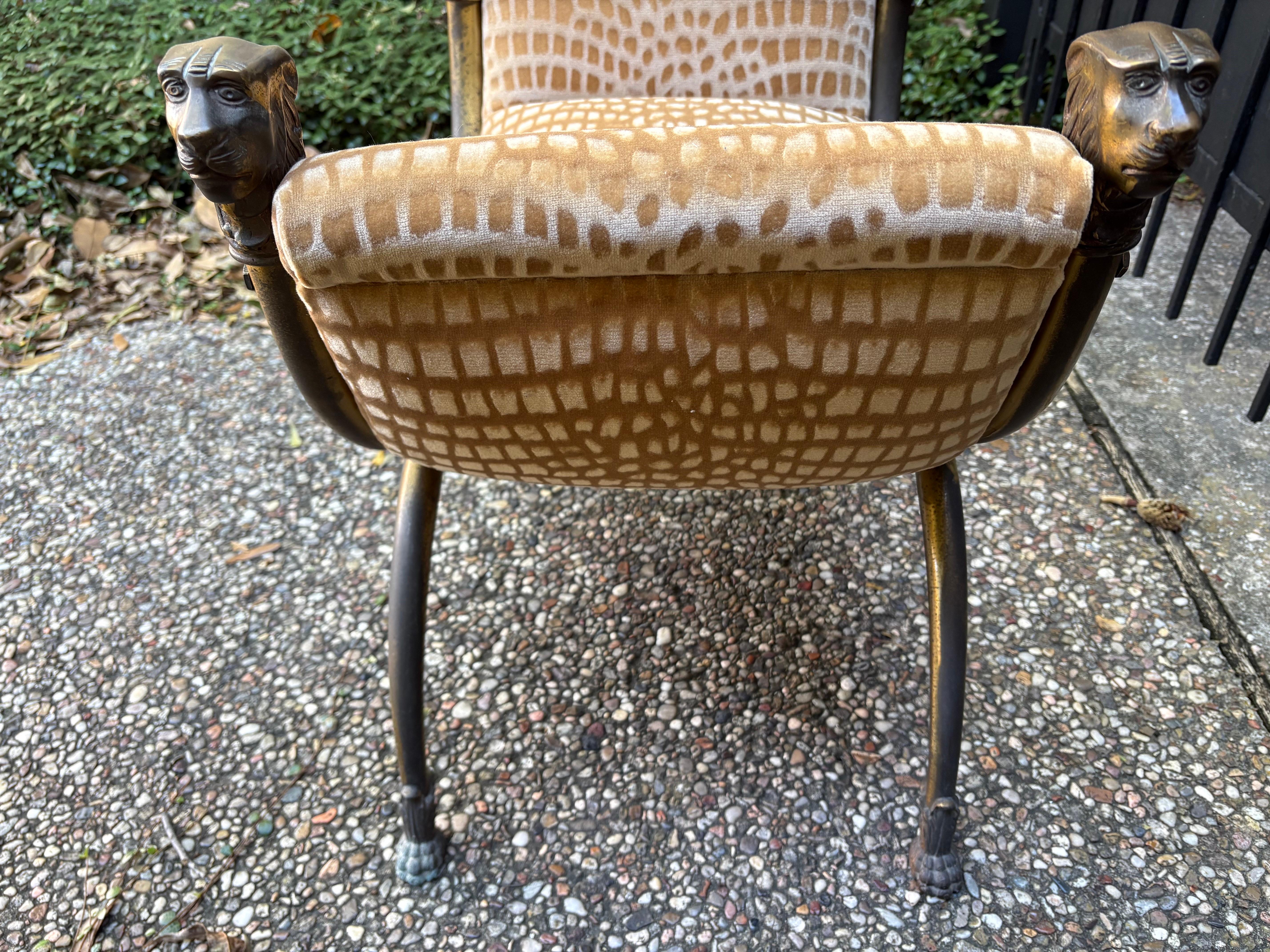 Laiton Banc Curule italien en laiton avec têtes de lions en vente