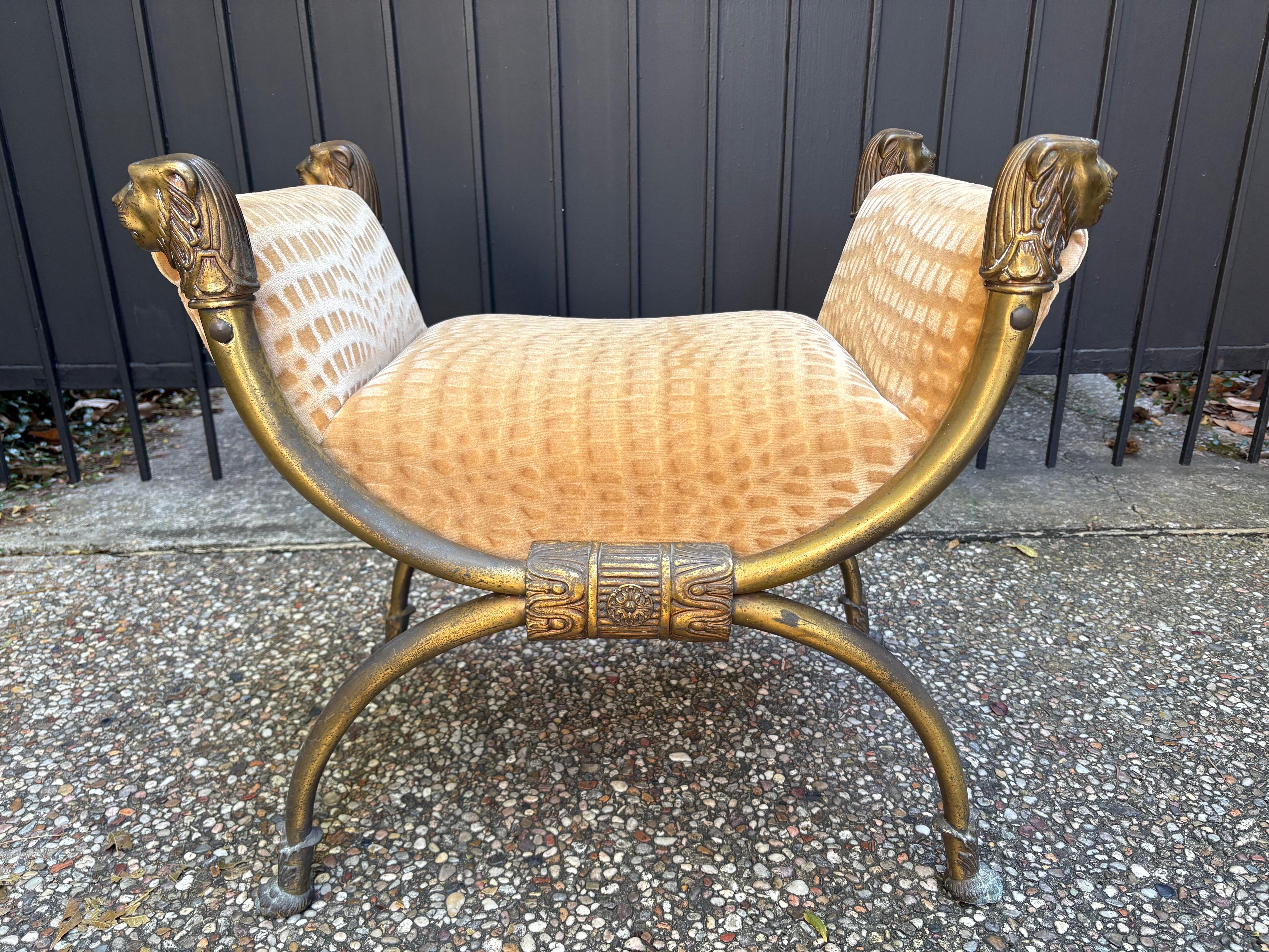 Banc Curule italien en laiton avec têtes de lions en vente