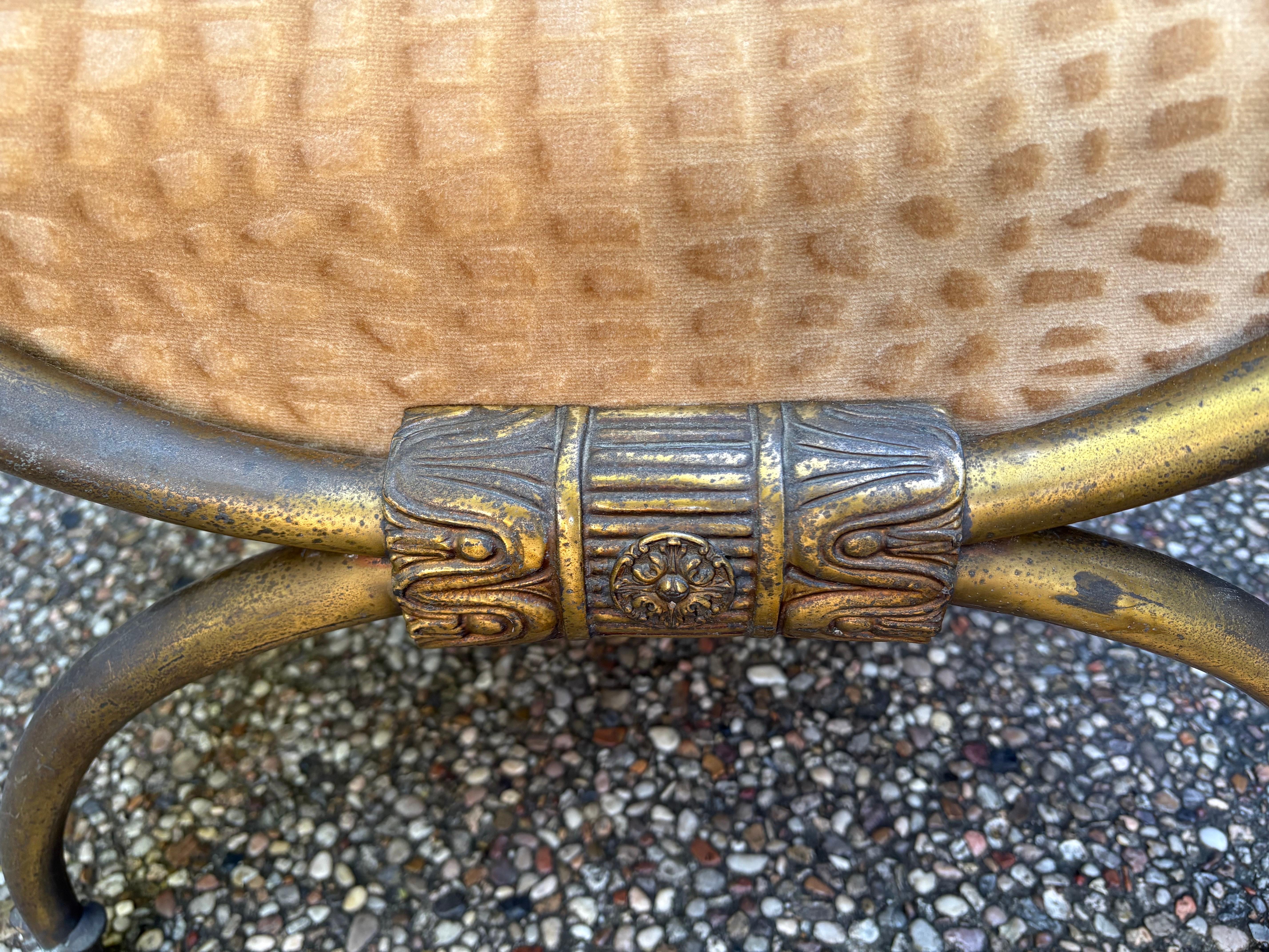 Banc Curule italien en laiton avec têtes de lions Bon état - En vente à Houston, TX