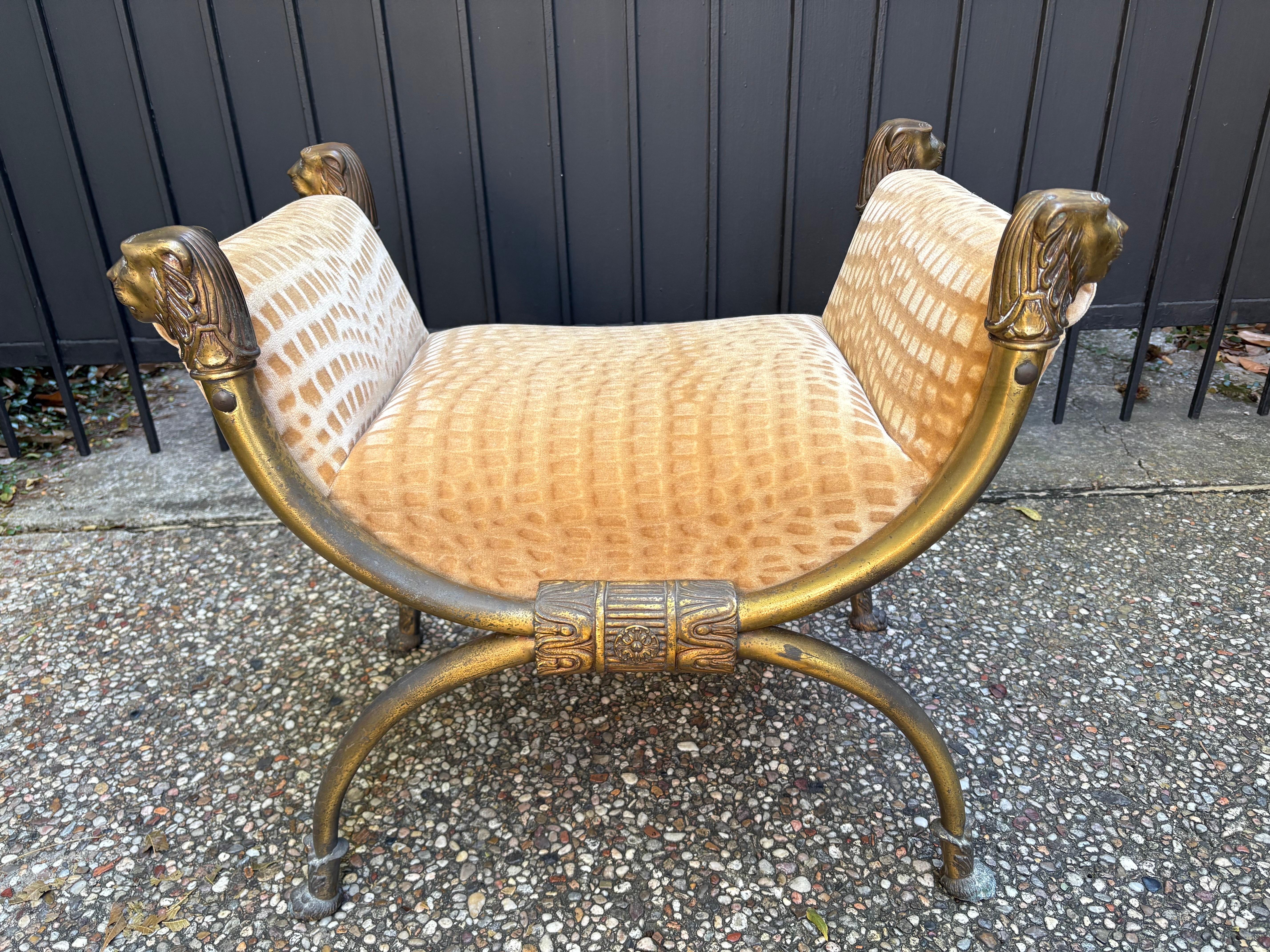 Banc Curule italien en laiton avec têtes de lions.
Nous vous proposons un beau banc en laiton de style néoclassique italien avec des têtes de lions à tous les coins se terminant par des pieds en patte d'oie. Notre banc a été professionnellement