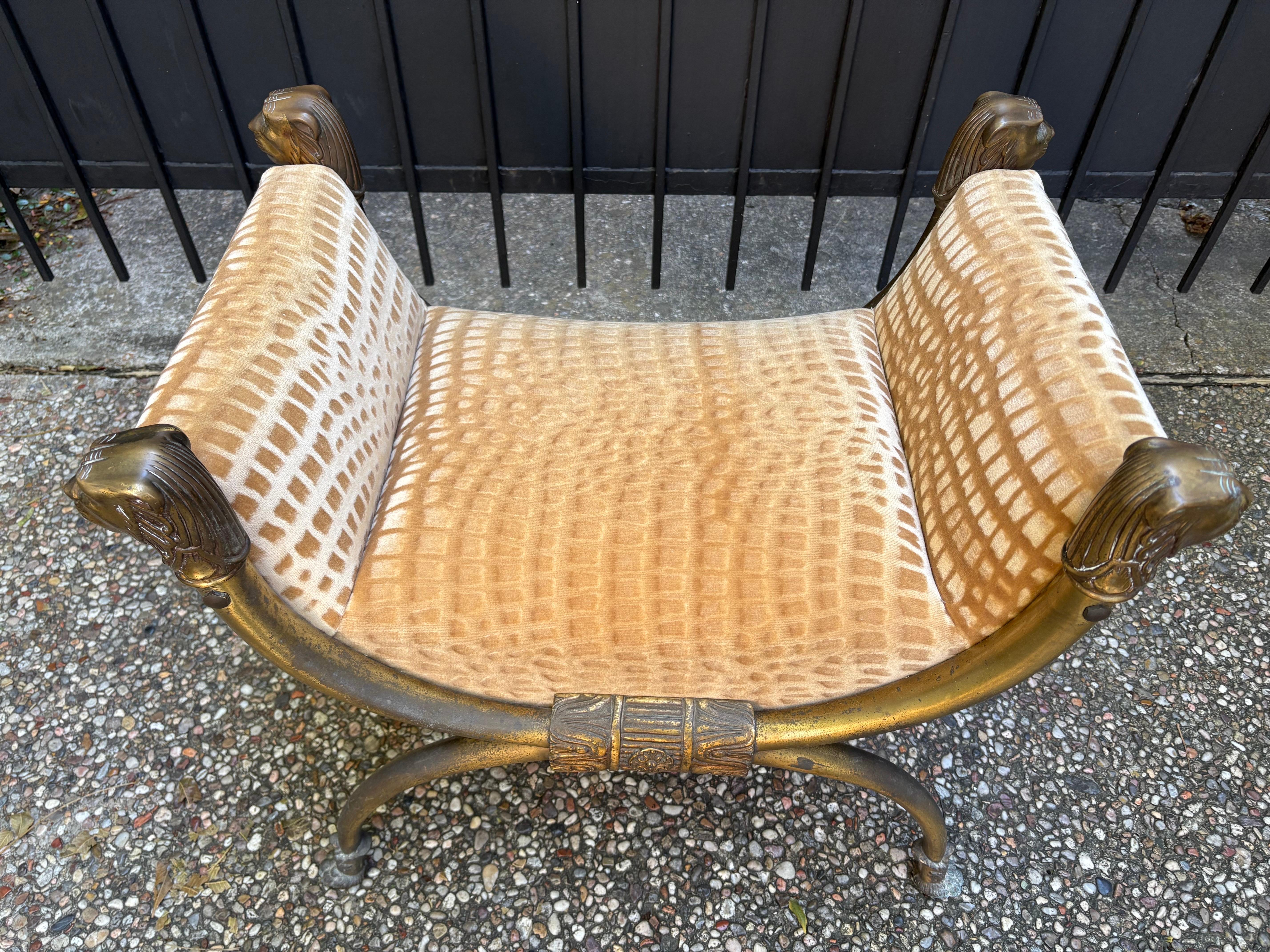 Néoclassique Banc Curule italien en laiton avec têtes de lions en vente