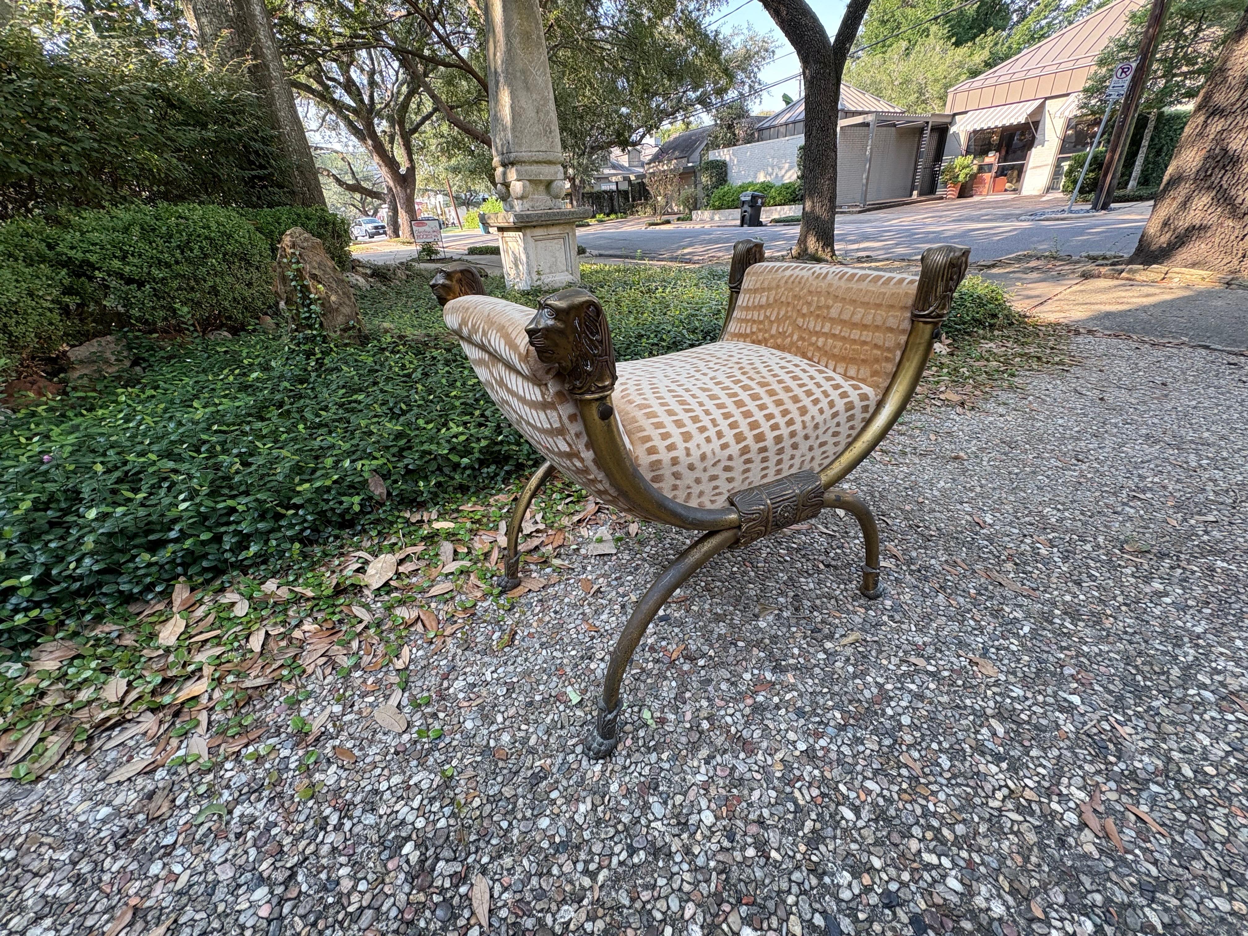 Banc Curule italien en laiton avec têtes de lions en vente 9