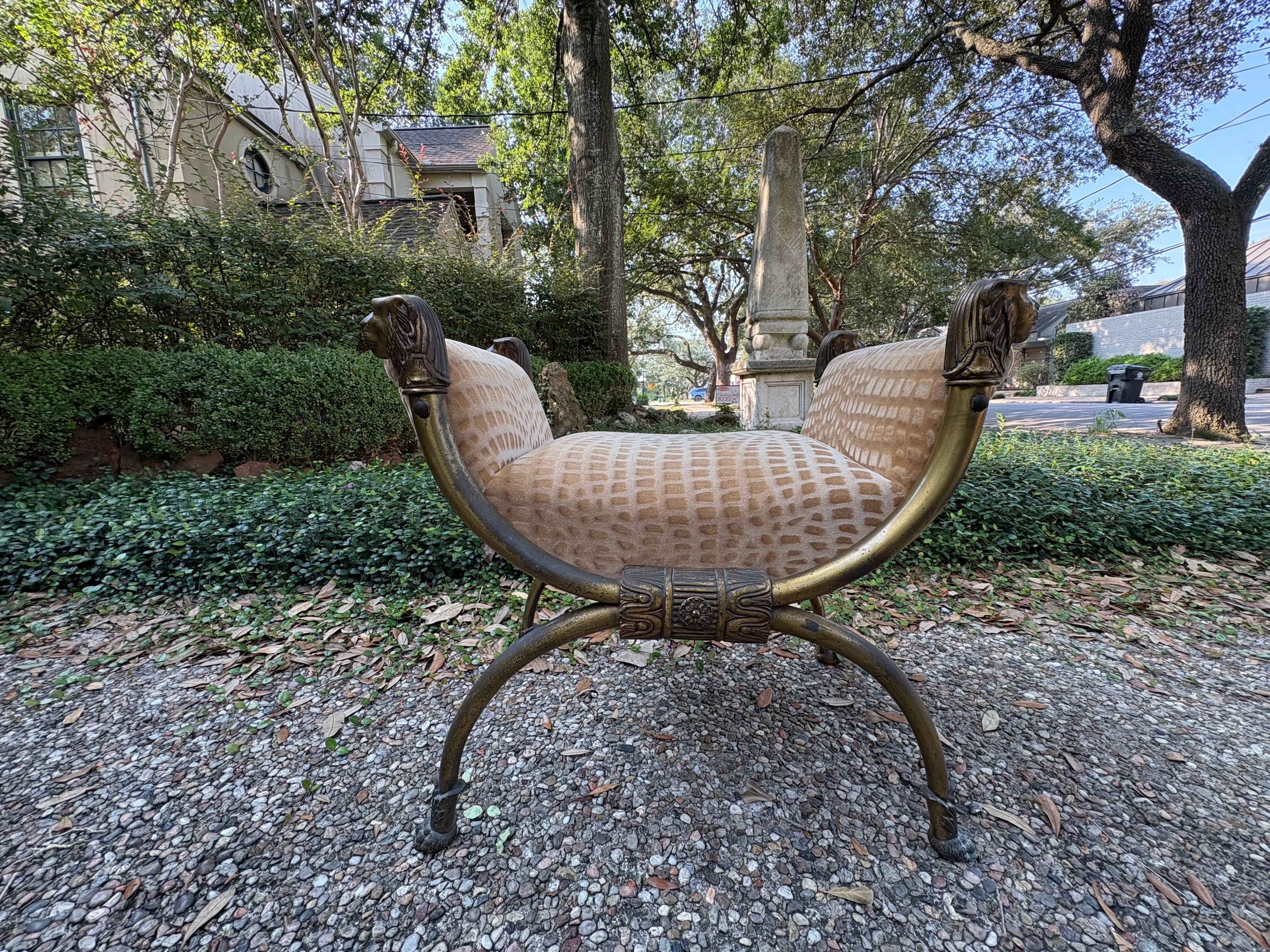 Banc Curule italien en laiton avec têtes de lions en vente 10