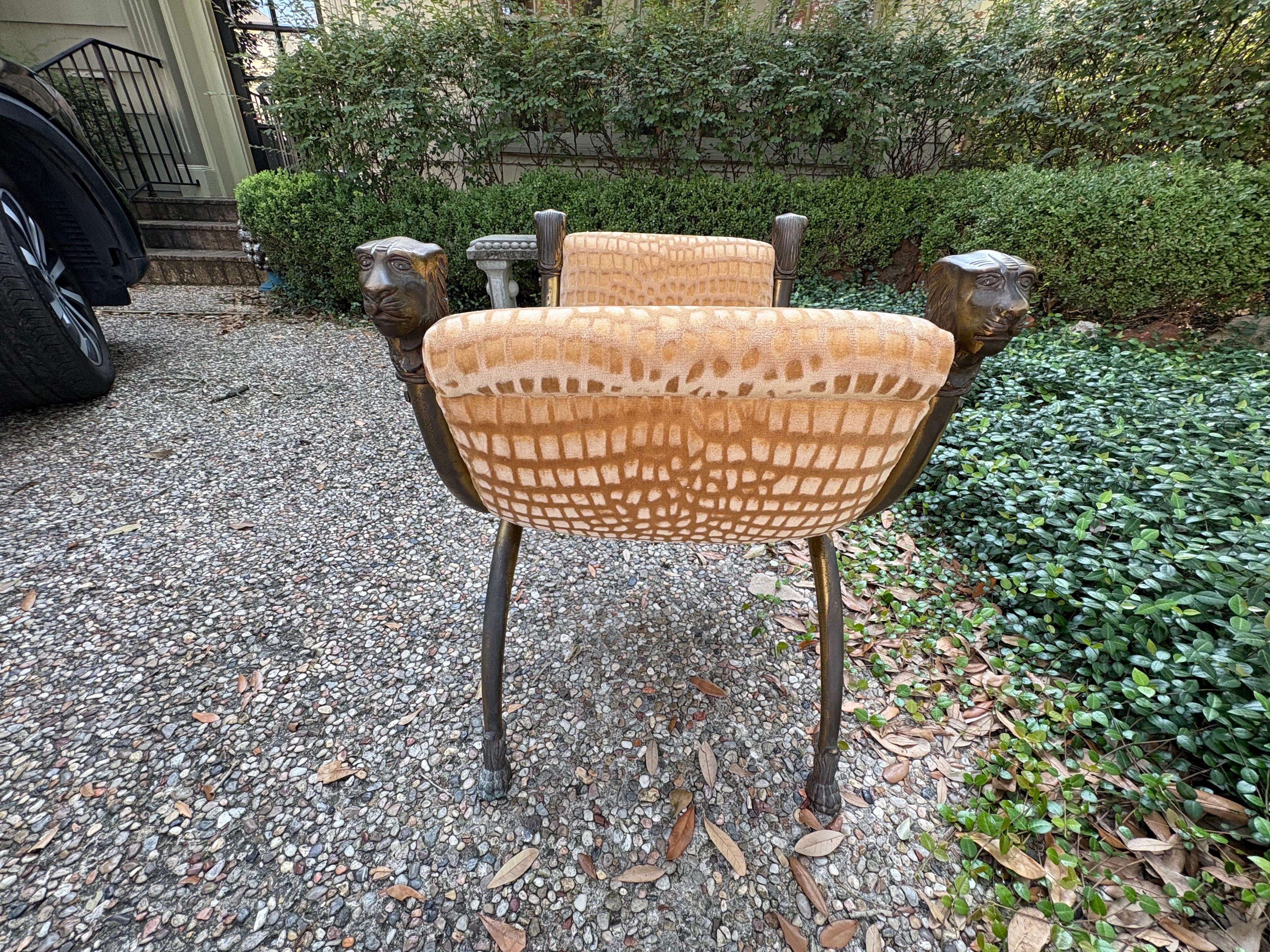 Banc Curule italien en laiton avec têtes de lions en vente 12