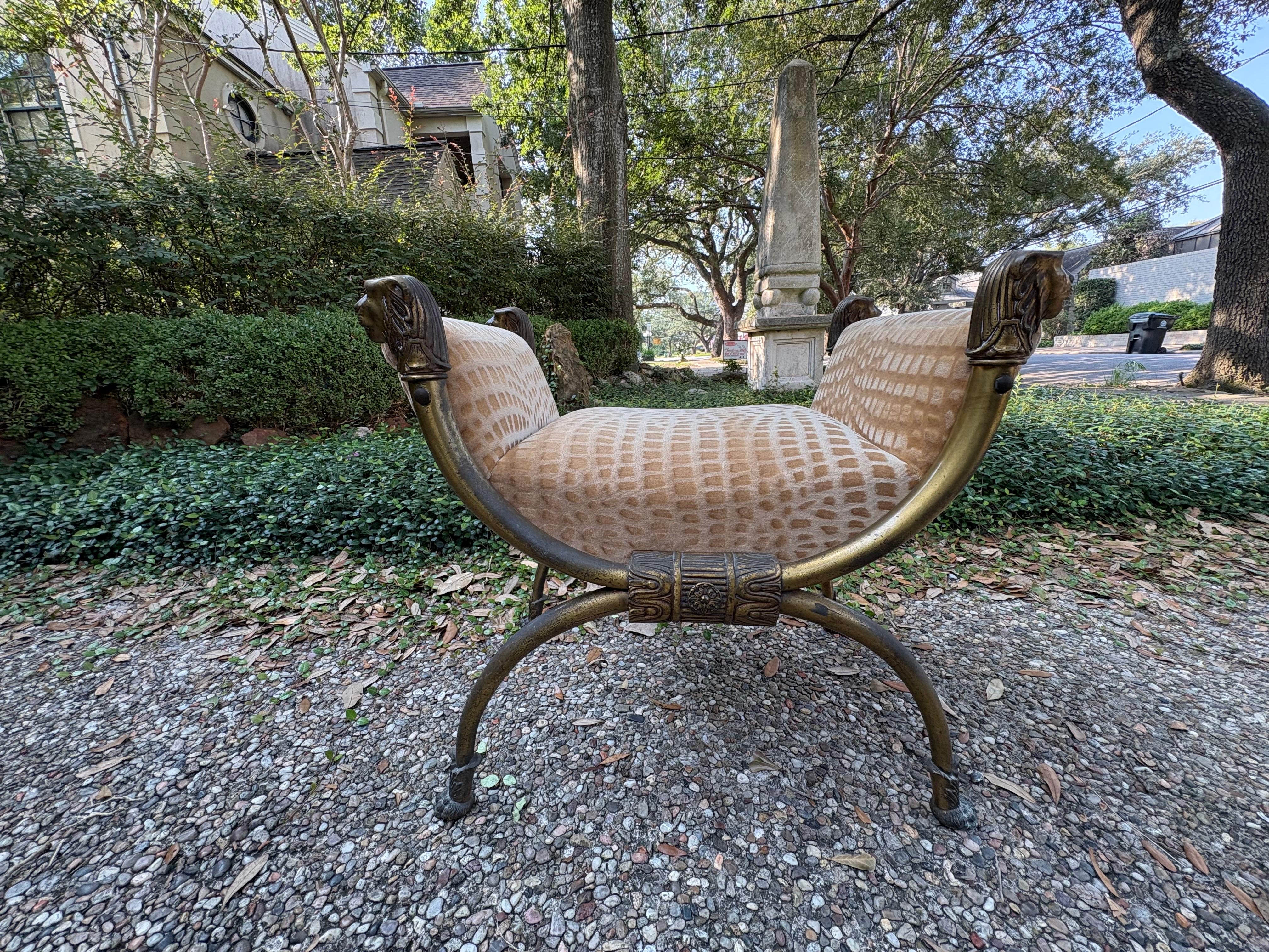 Banc Curule italien en laiton avec têtes de lions en vente 13