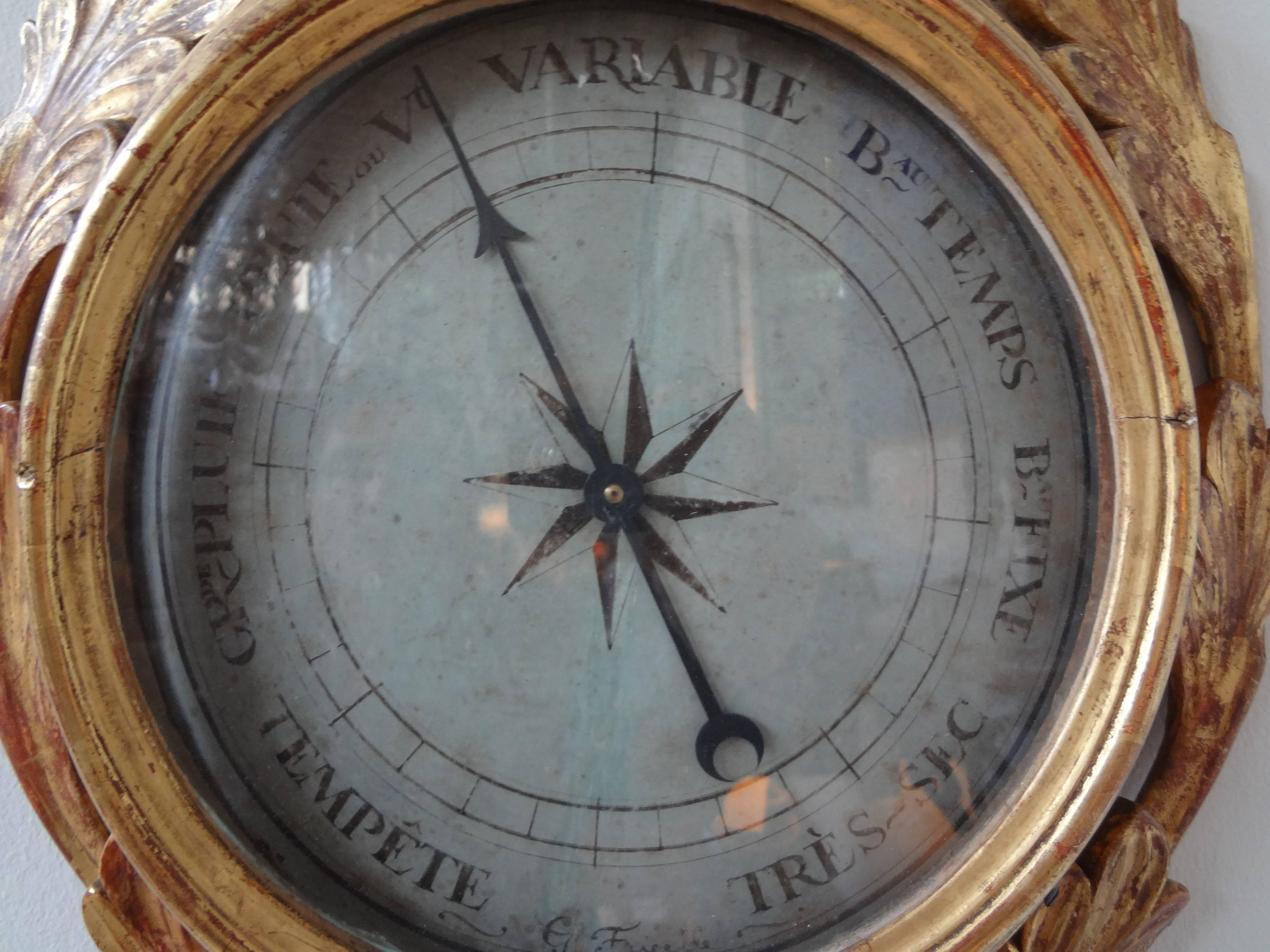 Schöne Französisch Louis XVI Vergoldung Barometer mit schöner Patina. Dieses antike französische Barometer aus vergoldetem Holz im Louis XVI-Stil verleiht jedem Haus einen Hauch von Eleganz.

