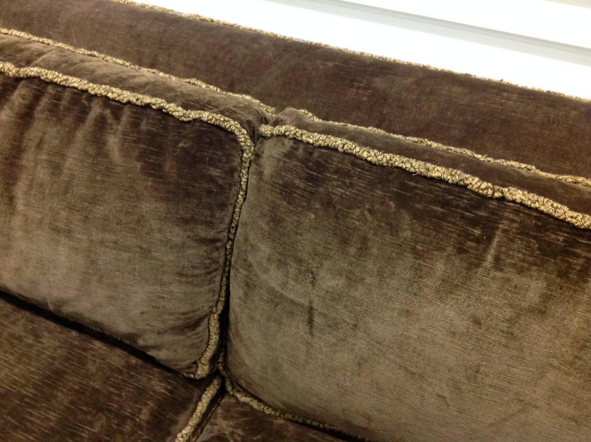 Handsome and Comfortable Knole Sofa In Excellent Condition In Houston, TX