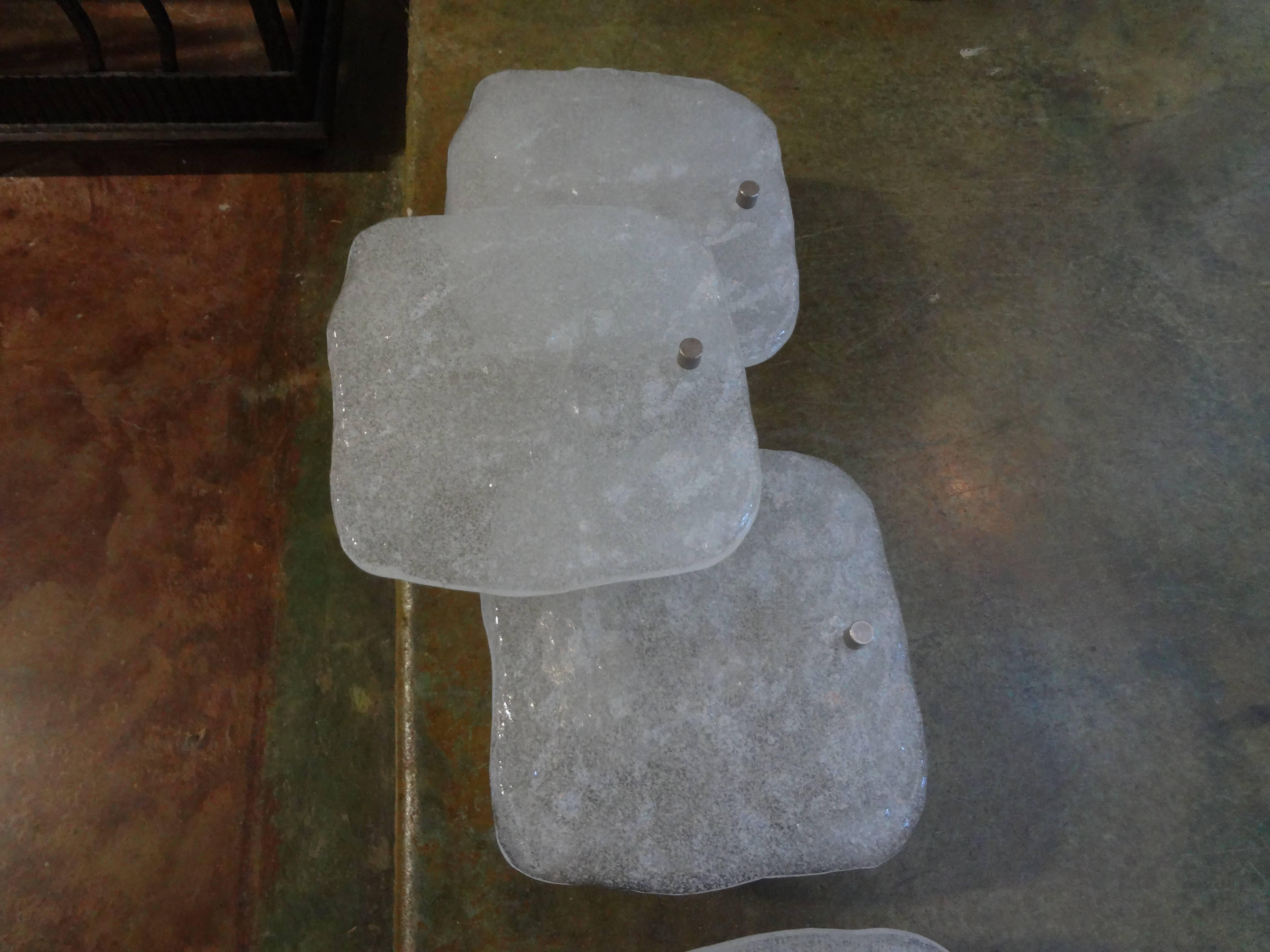 Superbe paire d'appliques à bloc de glace en verre Kalmar ou murano du milieu du siècle avec des structures en acier nickelé. Cette paire d'appliques vintage en verre a été nouvellement câblée pour le marché américain.

