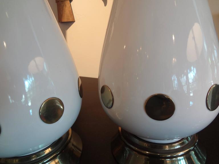 Mid-20th Century Pair of Italian Mid-Century Modern White Porcelain and Brass Lamps For Sale