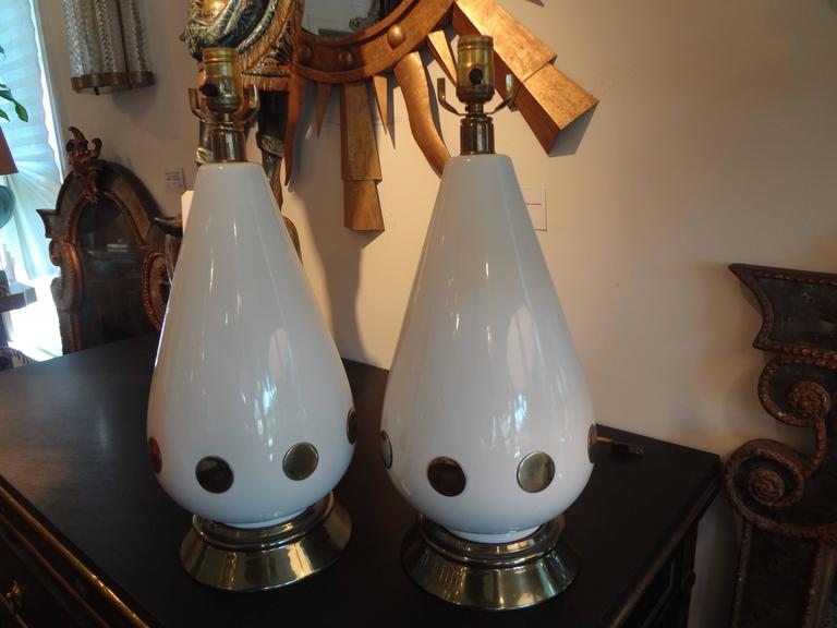 Pair of Italian Mid-Century Modern White Porcelain and Brass Lamps For Sale 1