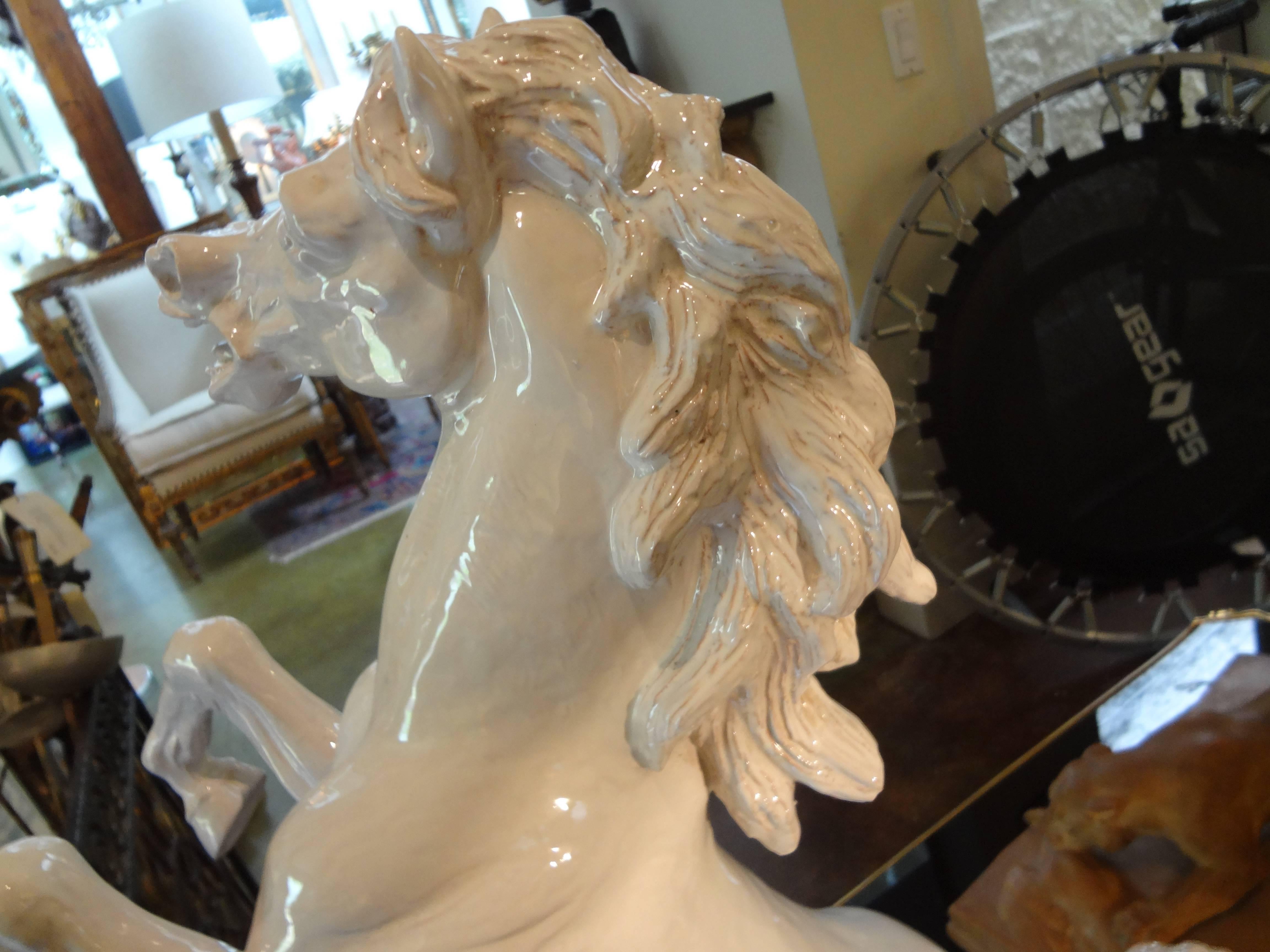 Große italienische weiß glasierte Terrakotta-Pferdskulptur aus Italien (Glasiert)