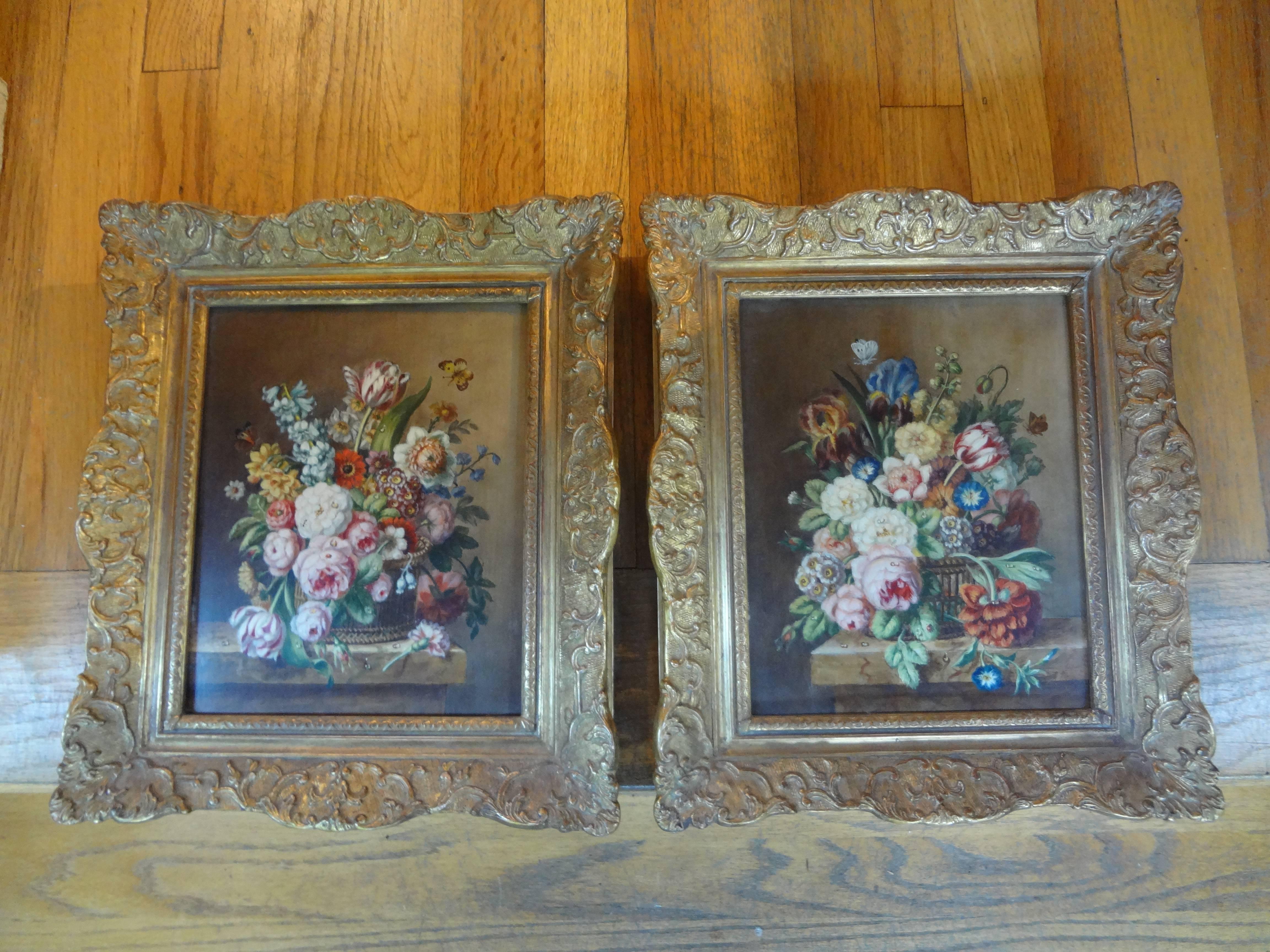 Romantique Paire de peintures à l'huile florales françaises anciennes encadrées en vente