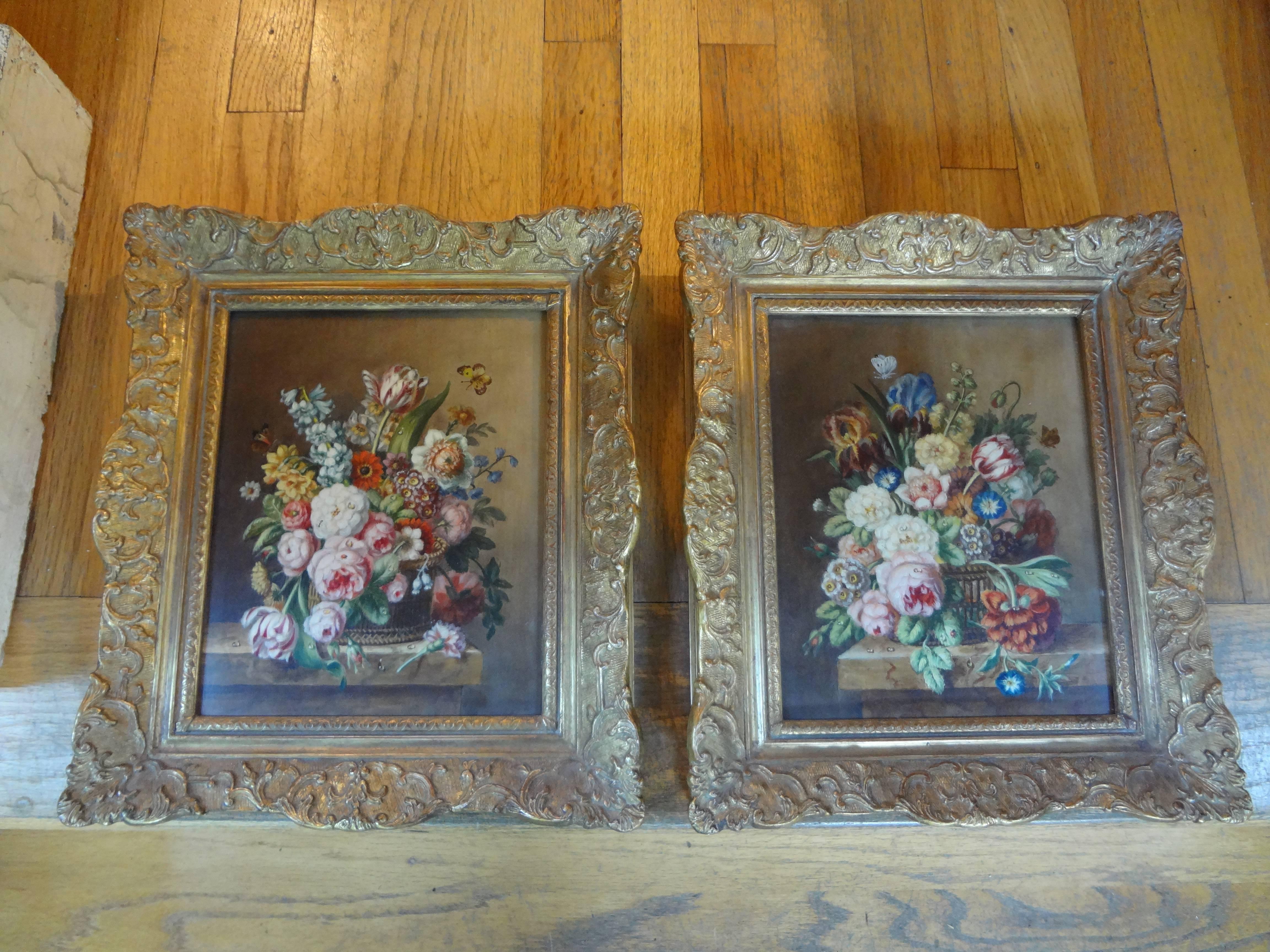 Paar antike französische gerahmte, geblümte Ölgemälde mit Blumenrahmen (Holz) im Angebot