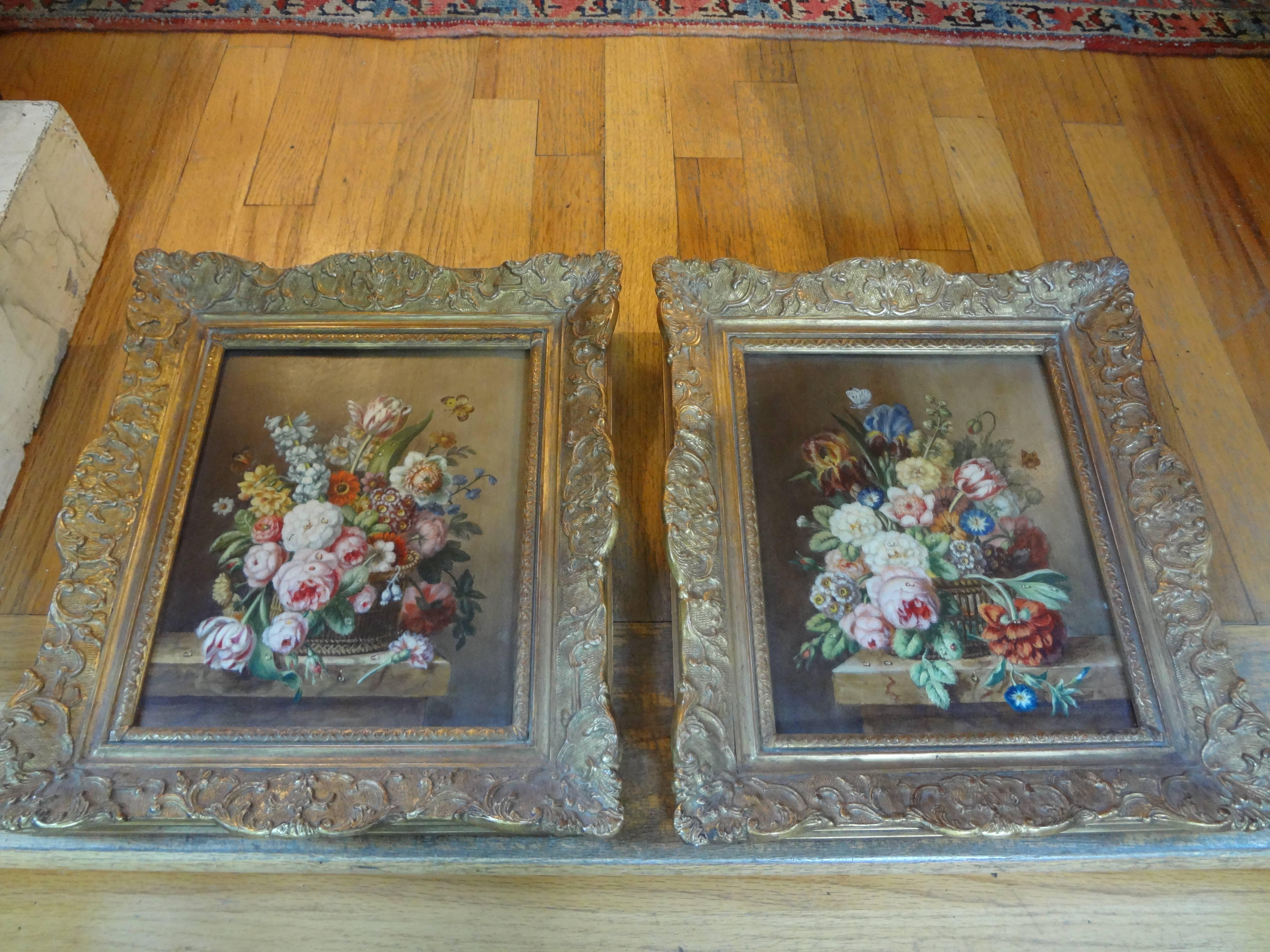 Paire de peintures à l'huile florales françaises anciennes encadrées en vente 1