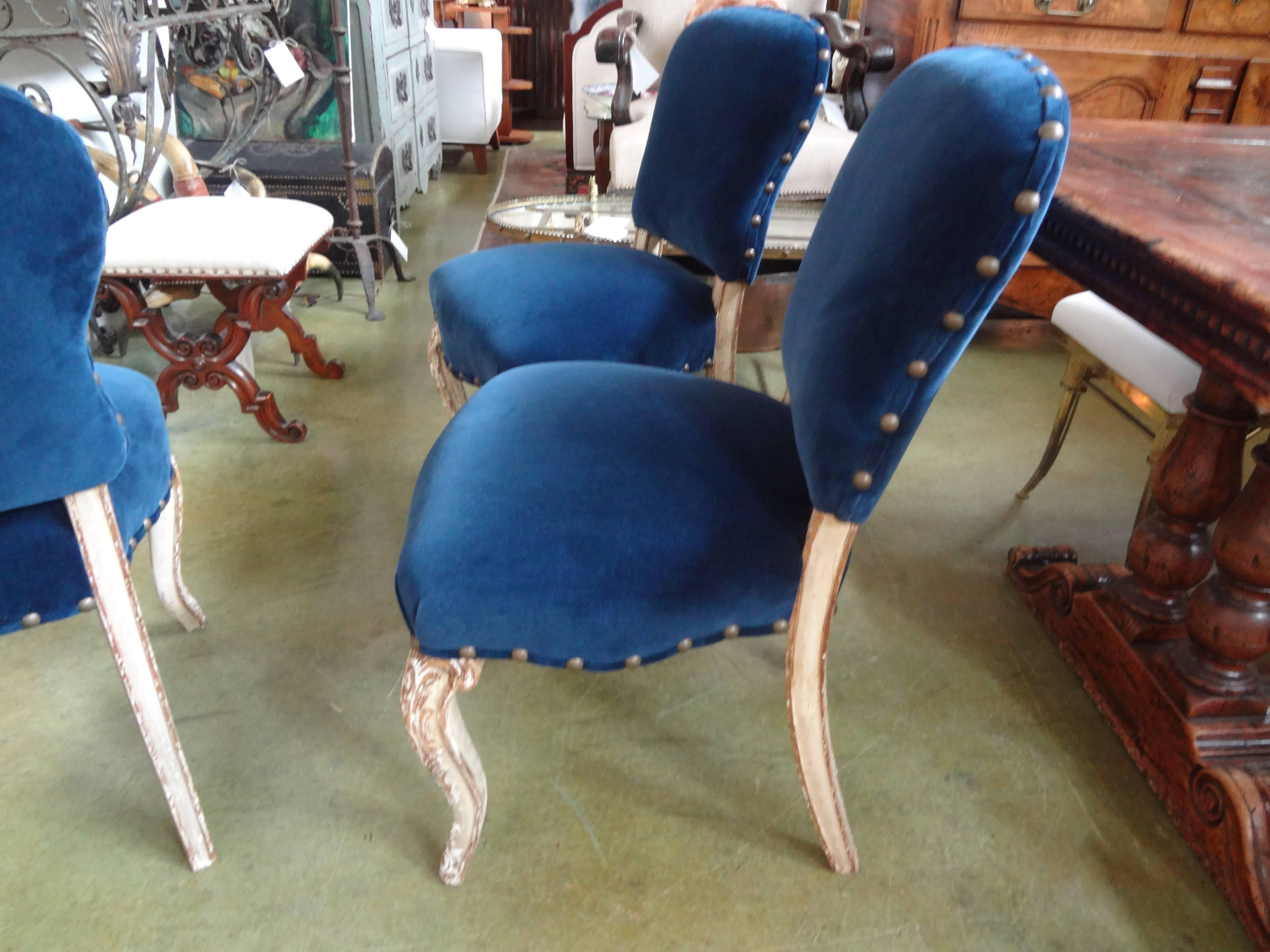 Set of Six Antique French Louis XV-XVI Style Painted and Gilt Dining Chairs im Zustand „Gut“ in Houston, TX