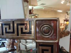 Specchio smussato con chiave greca in ottone vintage