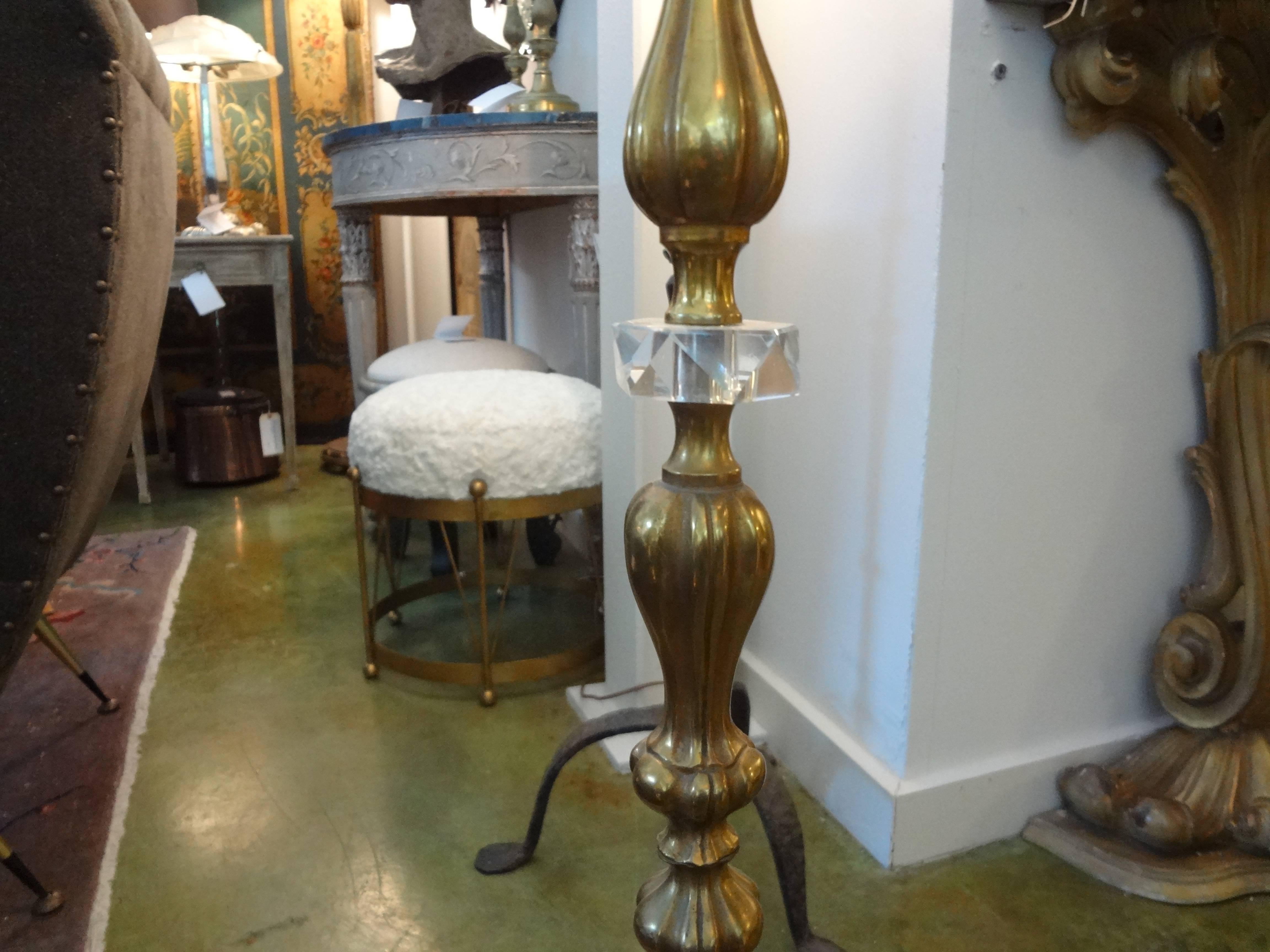 Französische Stehlampe aus Messing und Glas aus der Mitte des Jahrhunderts im Stil von Jacques Adnet (Moderne der Mitte des Jahrhunderts) im Angebot